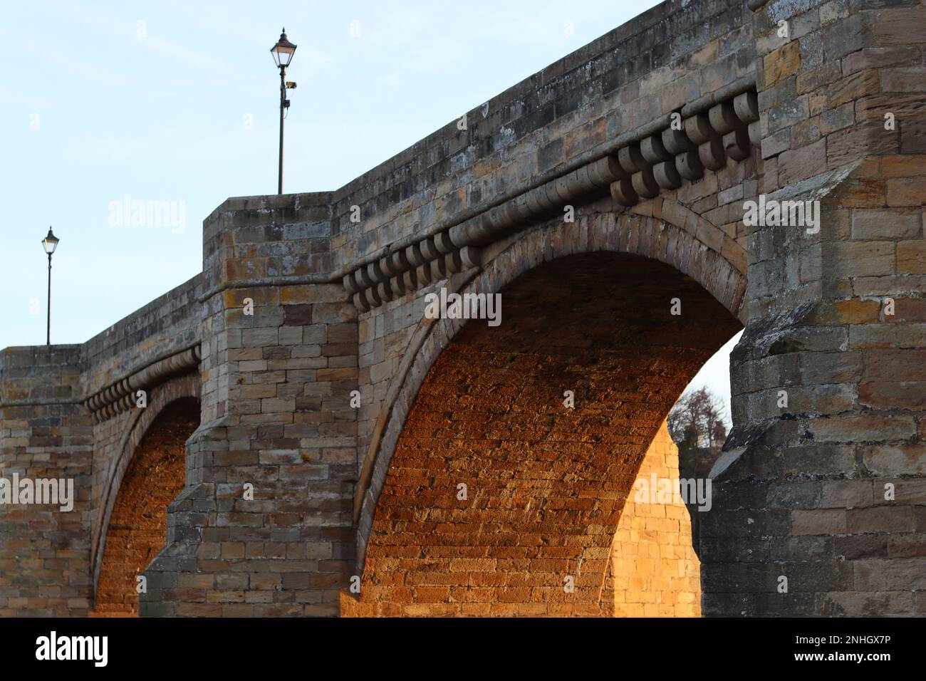 Voûtes du pont Corbridge éclairées par la lumière du soleil du matin Banque D'Images