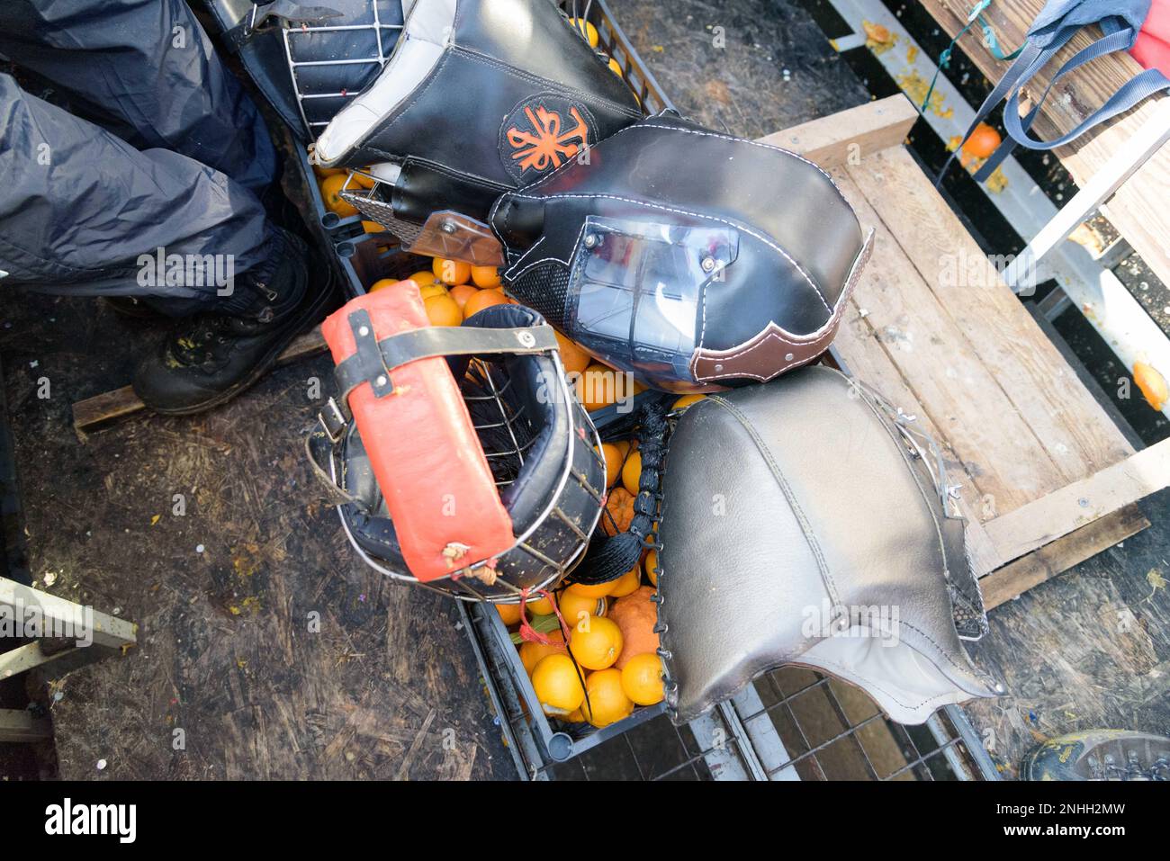 Turin, Turin, Italie. 21st févr. 2023. Vue générale de la ''bataille des oranges'' sur 21 février 2023 à Ivrea, Italie. La bataille des oranges, la plus grande bataille alimentaire d'Italie, a lieu pendant la saison du carnaval et est une reconstitution symbolique d'une révolution qui a eu lieu à Ivrea au Moyen-âge, avec neuf équipes de marcheurs-aranceri (orange handler) jetant des oranges contre des aranceri à cheval sur des charrettes. Le Carnaval d'Ivrea revient après deux ans de suspension en raison de la pandémie de COVID. Crédit : ZUMA Press, Inc./Alay Live News Banque D'Images