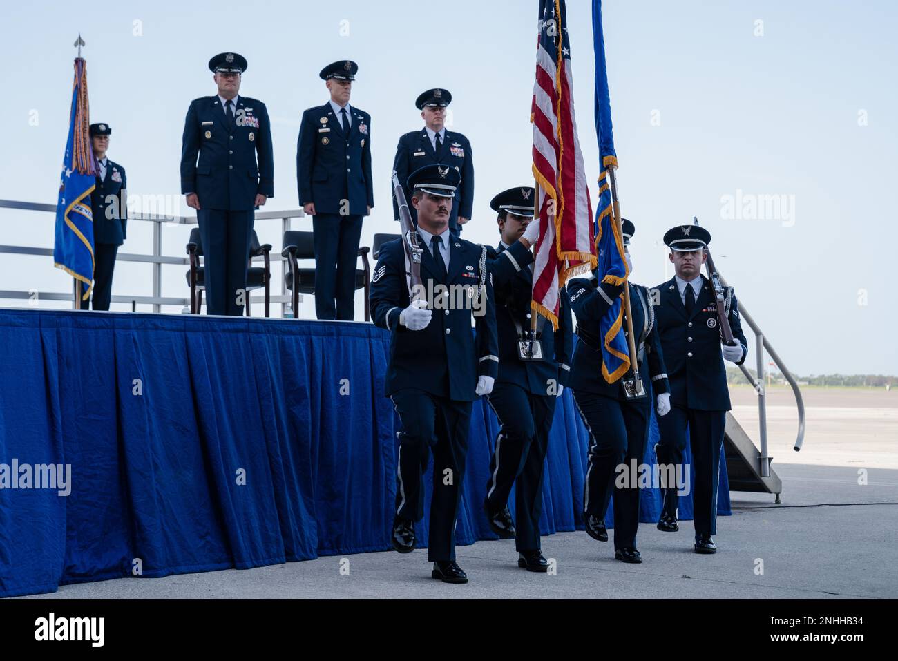 Les membres de la Garde d'honneur de l'escadre de ravitaillement aérien de 6th présentent les couleurs de la cérémonie de passation de commandement de l'Armée de l'air de 6th à la base aérienne de MacDill, en Floride, au 29 juillet 2022. Une équipe de couleurs de la Force aérienne se compose de quatre membres du personnel de hauteur similaire, dont un porteur des couleurs nationales, un porteur du drapeau de la Force aérienne et deux gardes de carabine. Banque D'Images