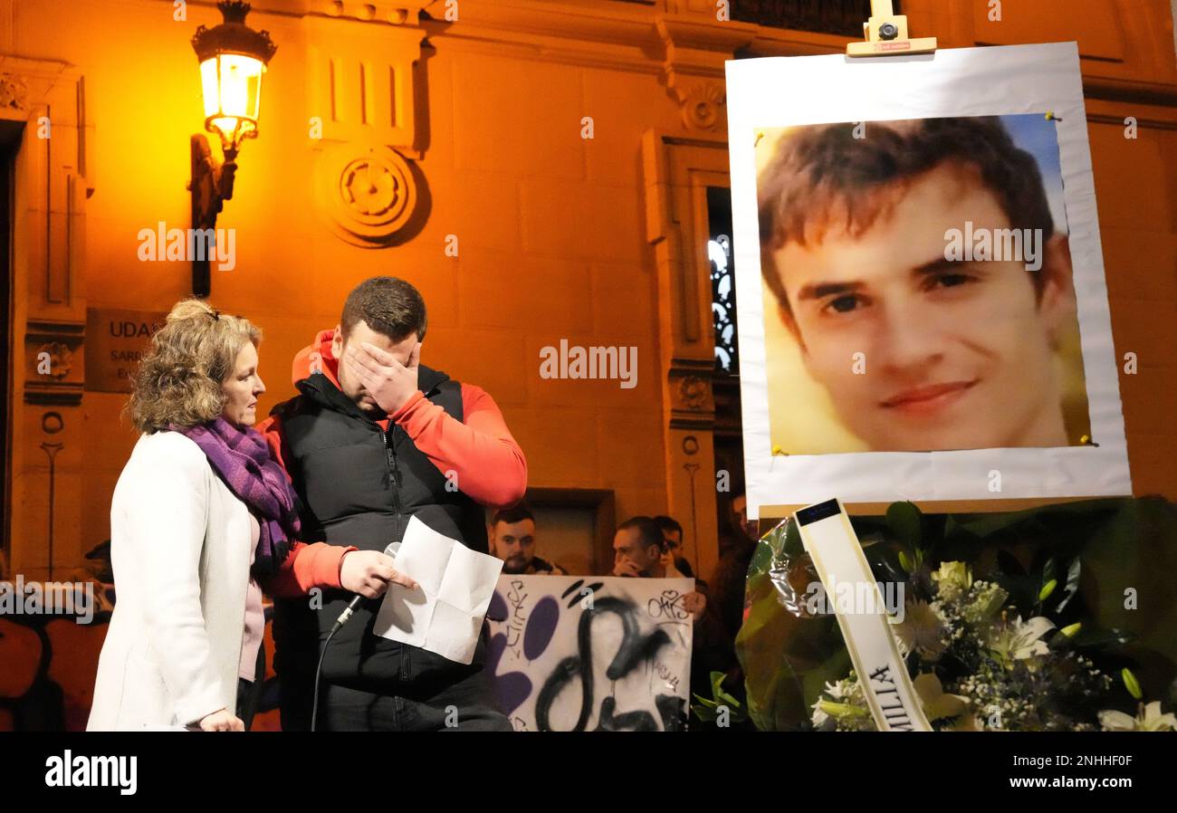 A friend of Lukas Agirre, 24, who died of two stab wounds, takes part in a tribute to his son (pictured) in the town hall square in his hometown on December 29, 2022, in Hernani, Guipuzcoa, Basque Country (Spain). The young man was killed with a knife in San Sebastian in the early hours of December 25, after having gone to a discotheque to celebrate Christmas Eve. DECEMBER 29;2022;CRIME;MURDER;TRIBUTE;DONOSTIA;BASQUE COUNTRY Unanue / Europa Press 12/29/2022 (Europa Press via AP) Banque D'Images