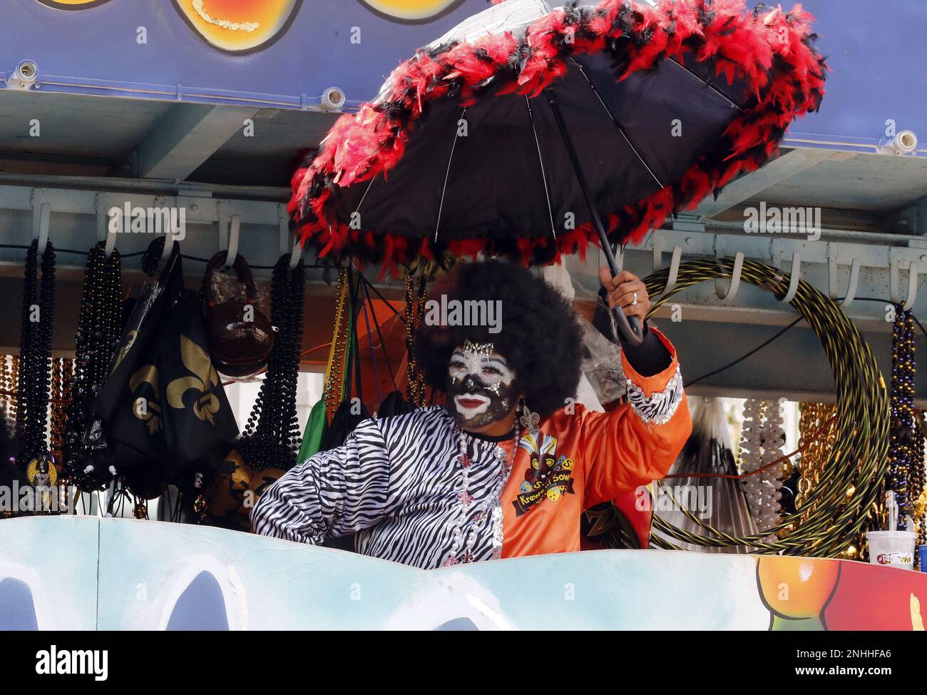 La Nouvelle-Orléans, États-Unis. 22nd févr. 2023. Un membre du Zulu social Aid & Pleasure Club part dans les rues de la Nouvelle-Orléans le mardi gras, 21 février 2023. Photo par AJ Sisco/UPI crédit: UPI/Alay Live News Banque D'Images