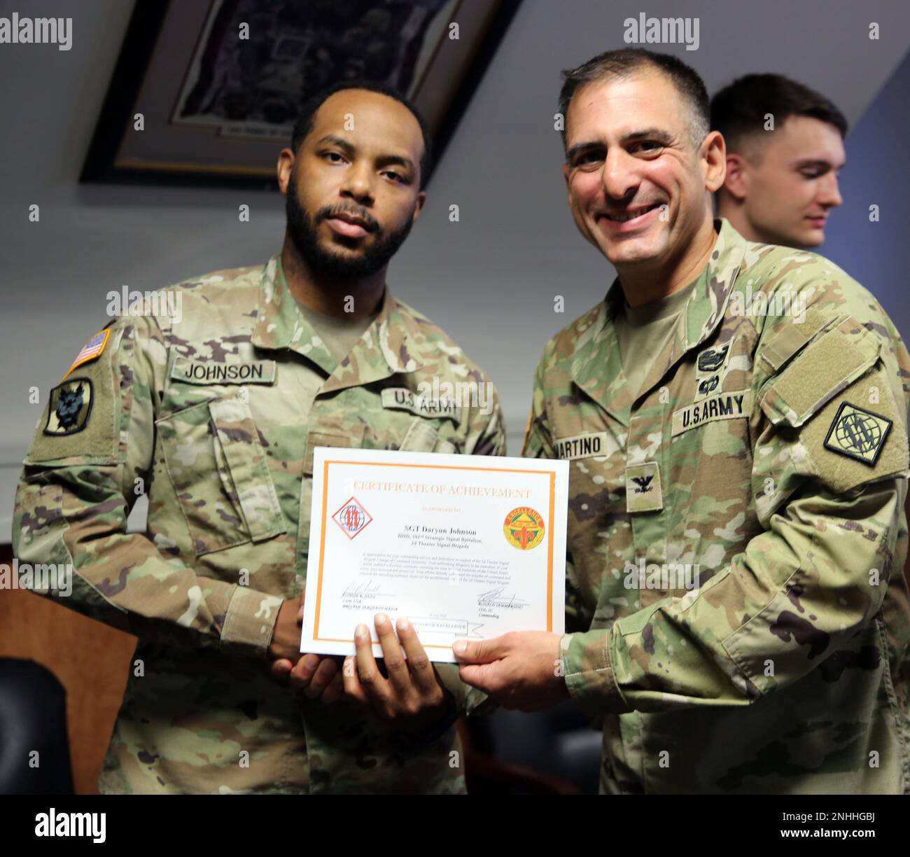 ÉTATS-UNIS Le colonel de l'armée, Ronald Iammartino Jr, commandant de la brigade des transmissions du théâtre 2D, présente un certificat d'accomplissement aux États-Unis Le Sgt Daryun Johnson de l'armée lors d'une brève cérémonie à 29 juillet 2022 à l'USAG Wiesbaden, en Allemagne. Johnson a été reconnu pour sa contribution à la réussite de la cérémonie de passation de commandement de la Brigade des transmissions du Théâtre de 2D. (É.-U. Photos de l'armée par Candy Knight) Banque D'Images