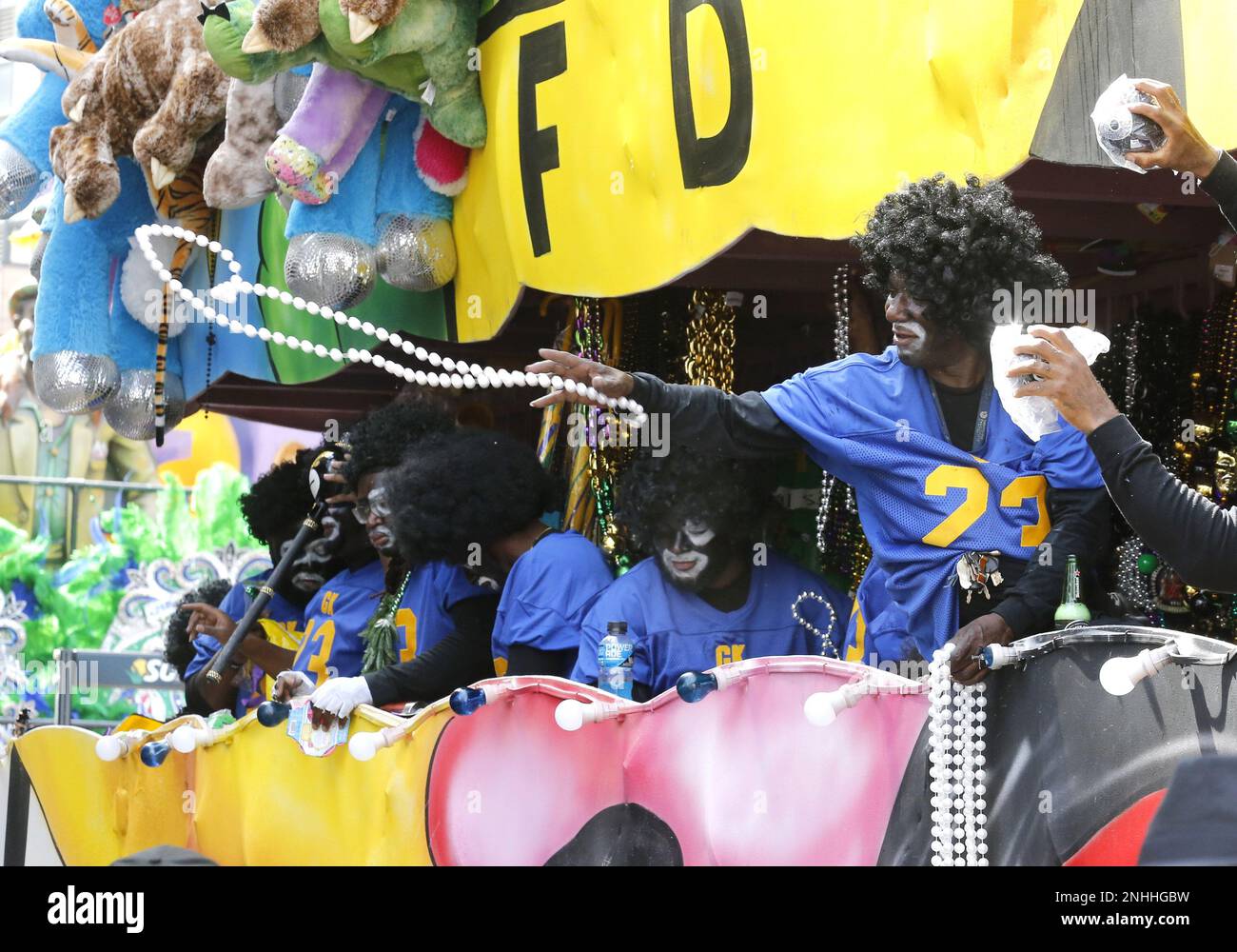 La Nouvelle-Orléans, États-Unis. 22nd févr. 2023. Un membre du Zulu social Aid & Pleasure Club lance des perles Mardi gras fêtant à la Nouvelle-Orléans le Fat Tuesday, 21 février 2023. Photo par AJ Sisco/UPI crédit: UPI/Alay Live News Banque D'Images