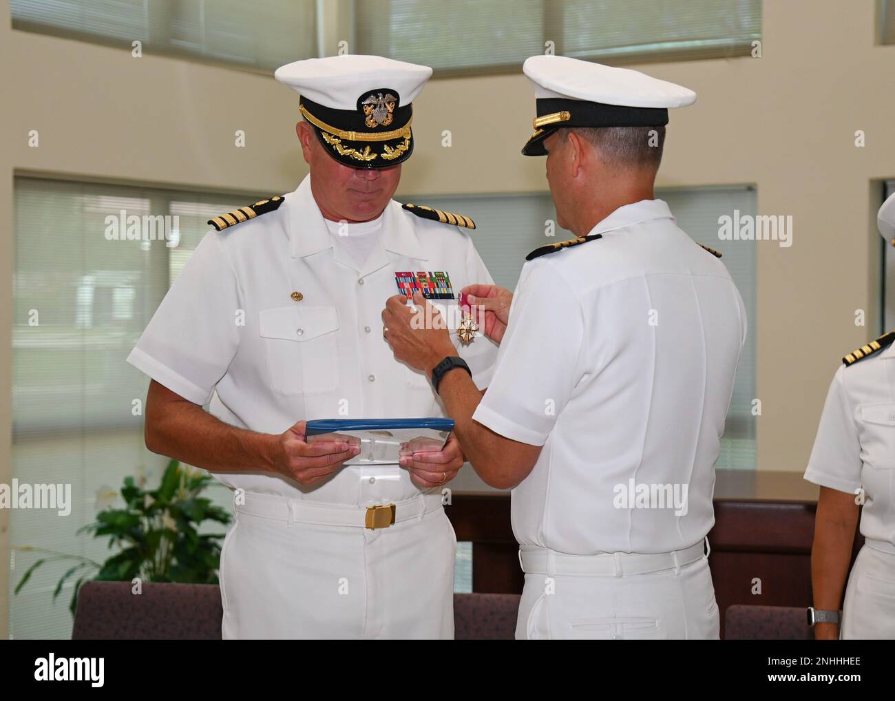 220729-N-UJ449-1034 STATION AÉRIENNE NAVALE SIGONELLA, Italie (29 juillet 2022)— Capt Marshall Monteville, commandant américain L'unité de recherche médicale navale 3 reçoit le prix de la Légion du mérite du capitaine William Deniston, commandant des Forces médicales navales du Pacifique, lors de sa cérémonie de passation de commandement sur la Station aérienne navale de Sigonella, 29 juillet 2022. L’emplacement stratégique de NAS Sigonella permet aux forces américaines, alliées et des pays partenaires de se déployer et de réagir au besoin, assurant la sécurité et la stabilité en Europe, en Afrique et au Commandement central. Banque D'Images