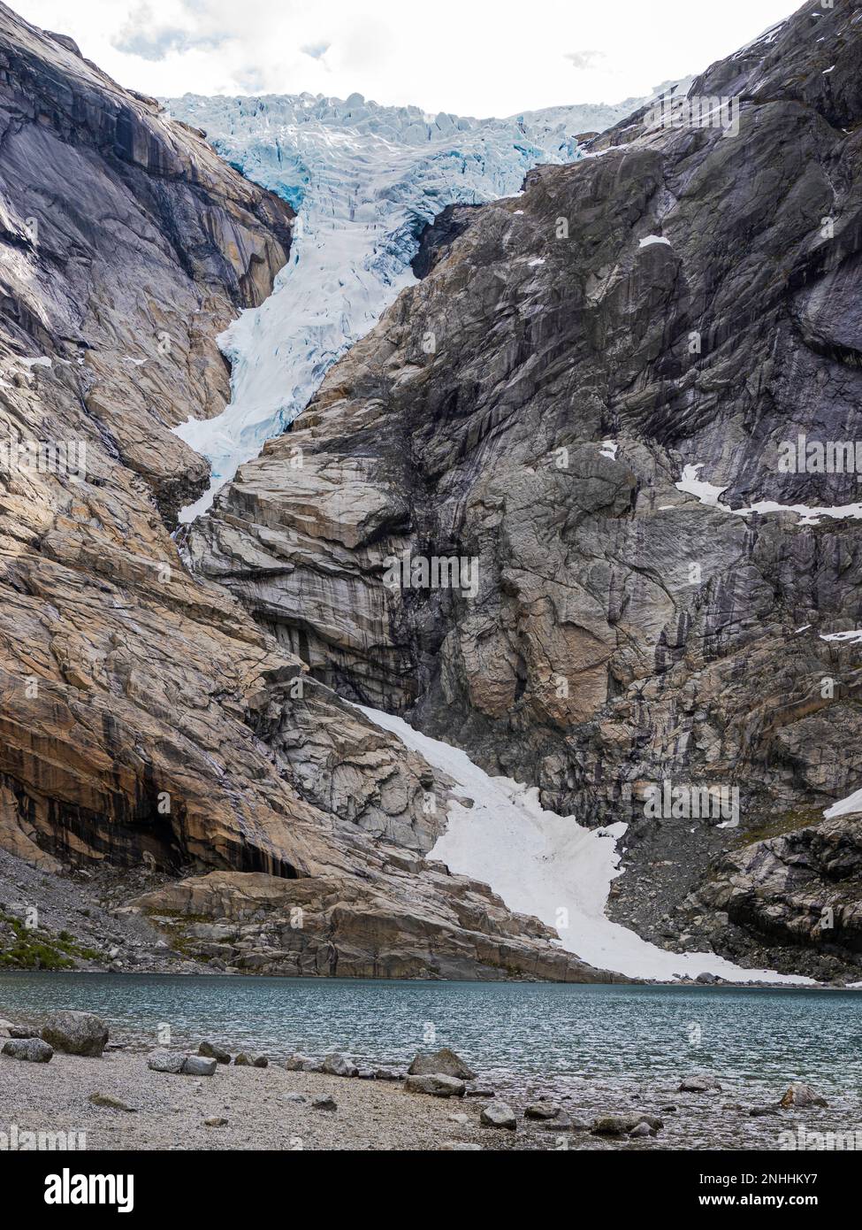 Lac en face du glacier de Briksdal, l'une des armes les plus connues du glacier de Jostedalsbreen, Norvège. Banque D'Images