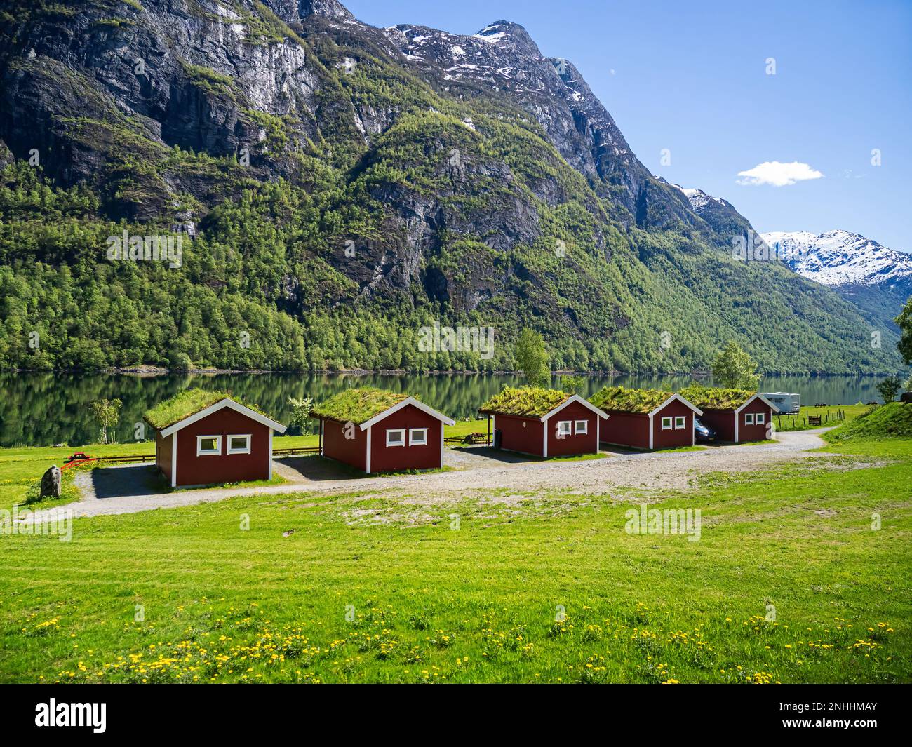 Vue sur les maisons le long de la rive du lac Oldevatnet, dans la vallée de la rivière Oldedalen, en Norvège. Banque D'Images
