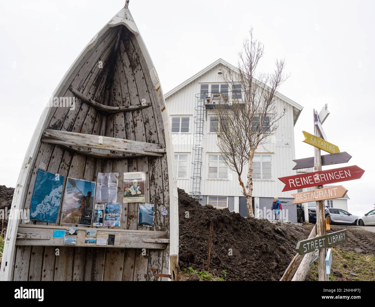Une bibliothèque en plein air dans la ville de Reine, un village de pêcheurs de Moskenesøya dans l'archipel des Lofoten, en Norvège. Banque D'Images Une bibliothèque en plein air dans la ville de Reine, un village de pêcheurs de Moskenesøya dans l'archipel des Lofoten, en Norvège. Banque D'Images