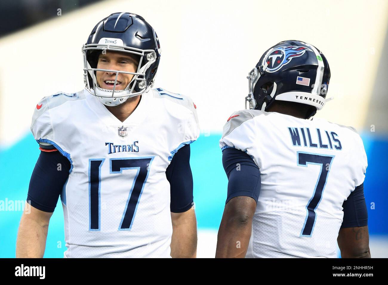 INGLEWOOD, CA - DECEMBER 18: ennessee Titans quarterback Ryan Tannehill (17) and Tennessee Titans quarterback Malik Willis (7) look on before the NFL regular season game between the Tennessee Titans and the Los Angeles Chargers on December 18, 2022, at SoFi Stadium in Inglewood, CA. (Photo by Brian Rothmuller/Icon Sportswire) (Icon Sportswire via AP Images) Banque D'Images