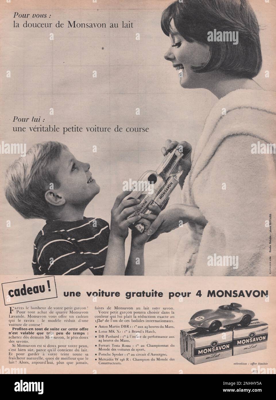 Monsavon publicité de magazine français vintage, mère et fils avec savon Monsavon dans leurs mains, publicité rétro Monsavon, 1960s monsavon publicité Banque D'Images