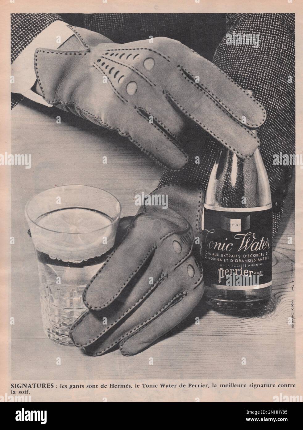 Tonique eau de Perrier gants par Hermès vintage publicité française Hermès gants rétro avdert Hermès publicité française Banque D'Images
