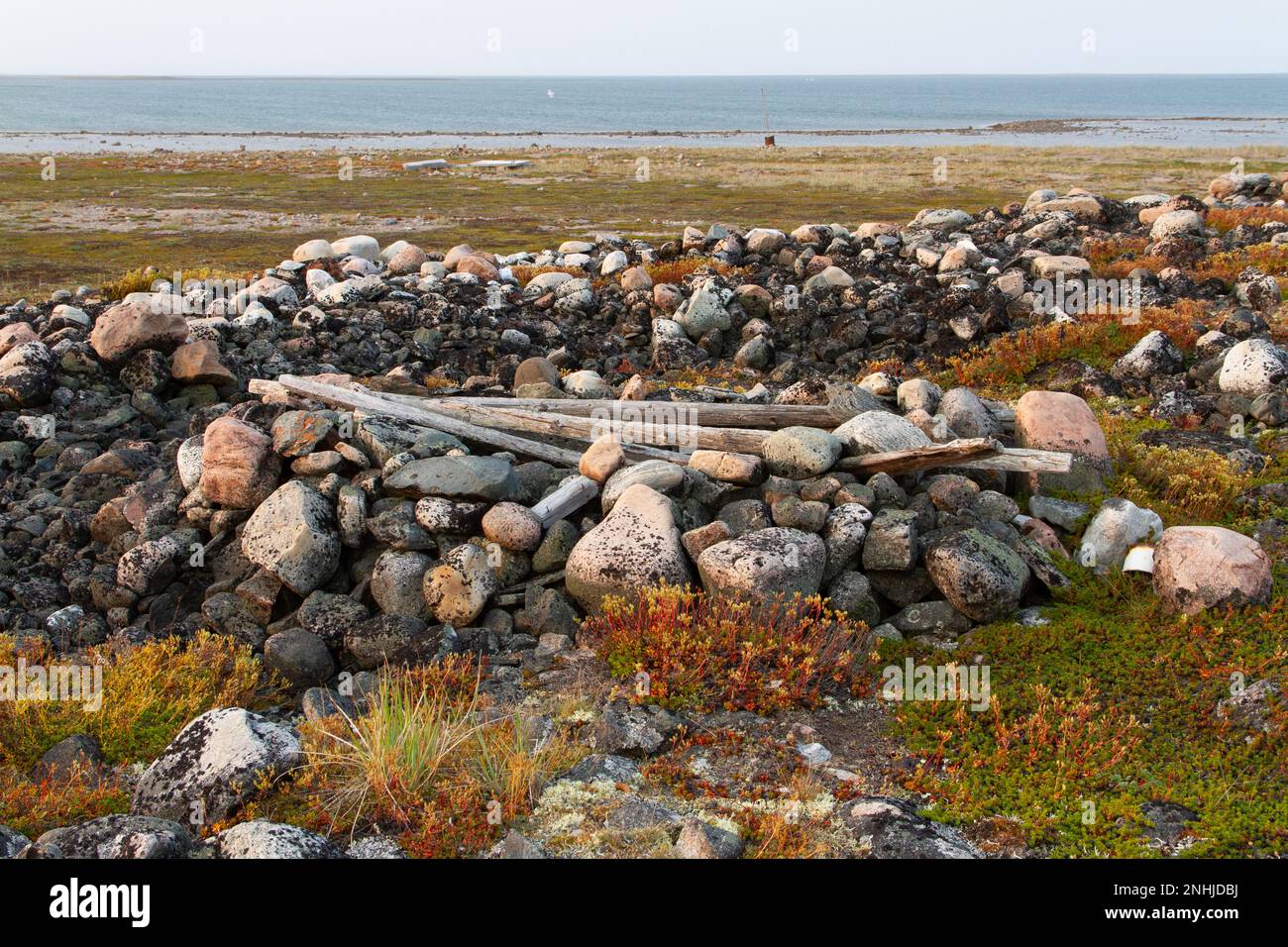 Vestiges d'une cache alimentaire inuit le long de la côte de la baie d'Hudson, au nord d'Arviat, à un endroit appelé Qikiqtarjuq, Nunavut, Canada Banque D'Images