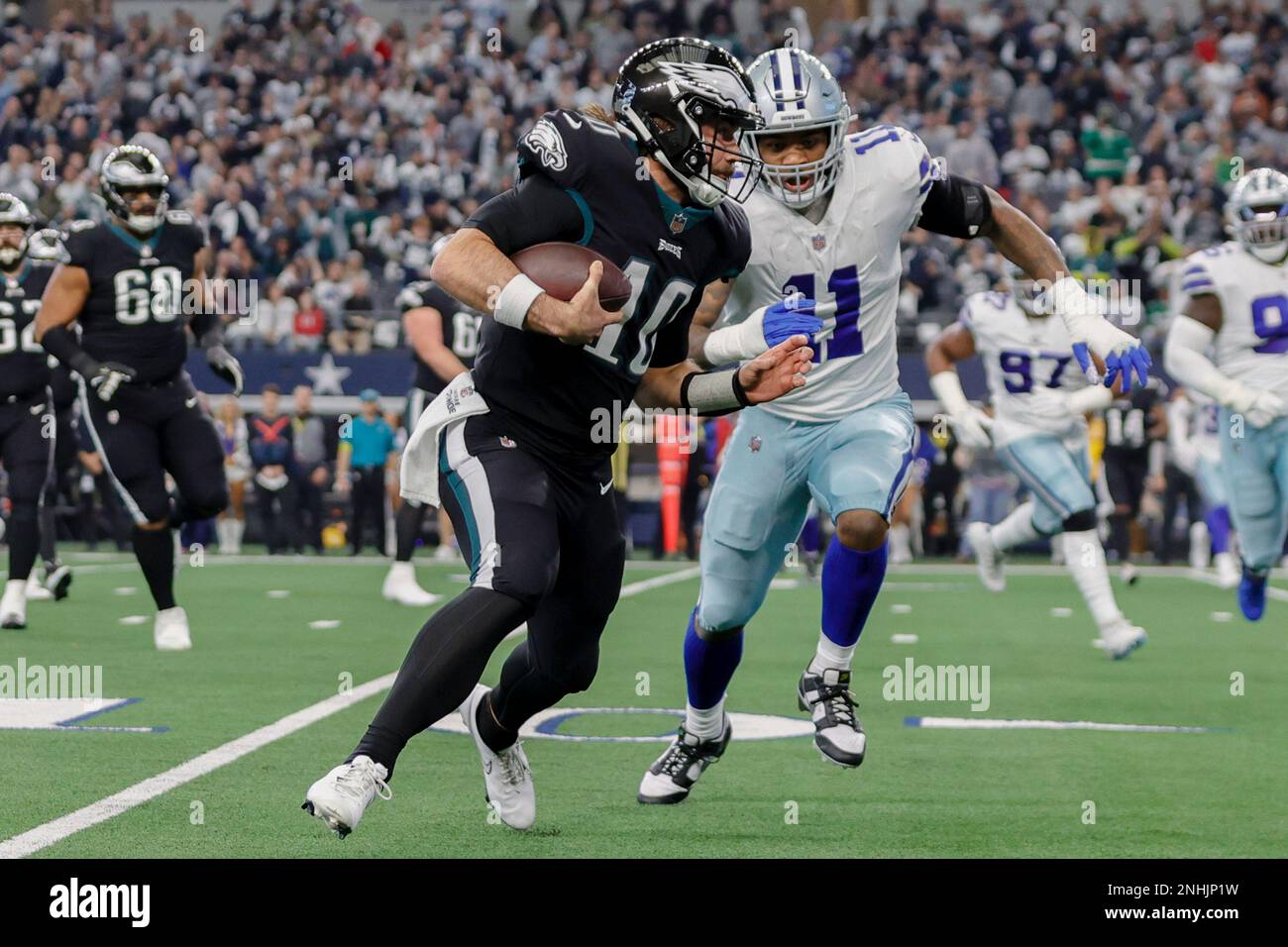ARLINGTON, TX - DECEMBER 24: Philadelphia Eagles quarterback Gardner Minshew (10) is chased by Dallas Cowboys linebacker Micah Parsons (11) during the game between the Dallas Cowboys and the Philadelphia Eagles on December 24, 2022 at AT&T Stadium in Arlington, Texas. (Photo by Matthew Pearce/Icon Sportswire) (Icon Sportswire via AP Images) Banque D'Images