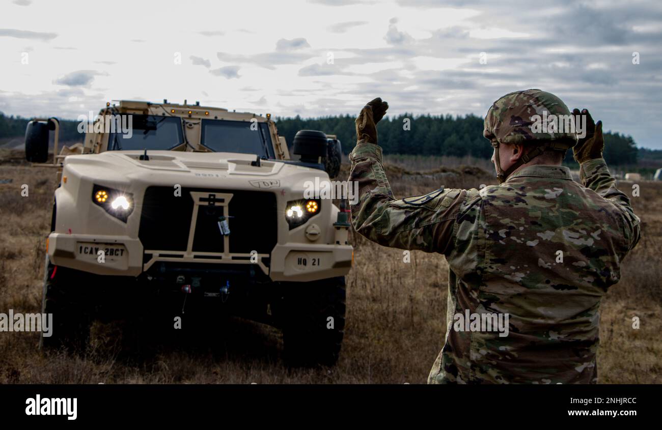 Un cavalier affecté à l'équipe de combat de la Brigade blindée 2nd, division de Cavalry 1st, guide un JLTV tout en se préparant à un prochain exercice de poste de commandement, dans la zone d'entraînement de Drawsko Pomorskie, Pologne, le 14 février 2023. Les exercices de poste de commandement donnent au personnel du quartier général de l'unité la capacité de pratiquer le combat dans un environnement simulé. Banque D'Images