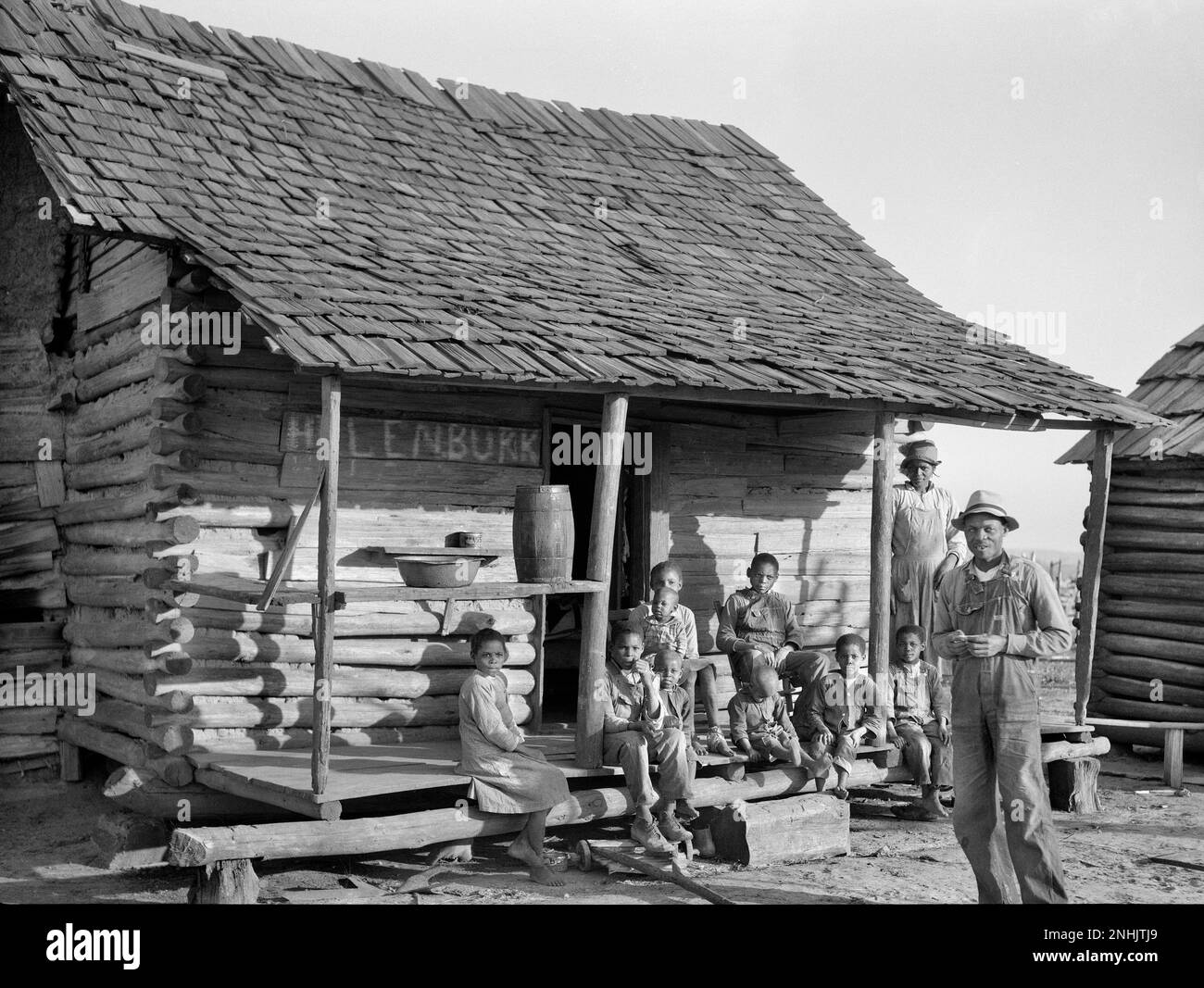 Portrait de famille sur porche, Gee's Bend, Alabama, États-Unis, Arthur Rothstein, ÉTATS-UNIS Administration de la sécurité agricole, avril 1937 Banque D'Images