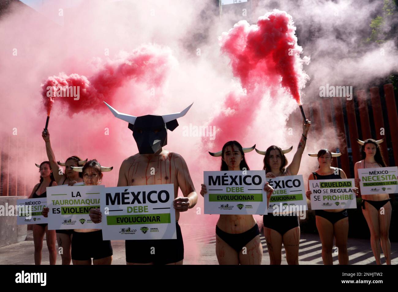 Mexico, Mexique. 21st févr. 2023. L'organisation Animal Heroes, qui poursuit les législateurs pour interdire la corrida au Mexique, a organisé une manifestation devant la Chambre des députés de Mexico. (Credit image: © Author/eyepix via ZUMA Press Wire) USAGE ÉDITORIAL SEULEMENT! Non destiné À un usage commercial ! Banque D'Images