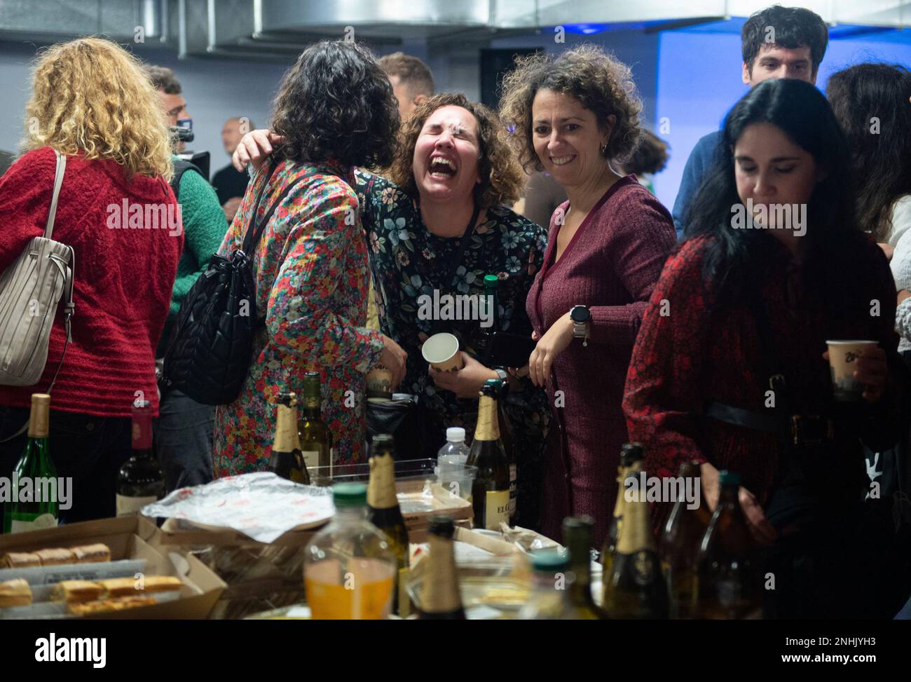 Employees of the Tragsatec company located in Julián Camarillo street celebrate being winners of the 'Third Prize' of the Extraordinary Christmas Lottery Draw corresponding to the number 45250, on December 22, 2022, in Madrid (Spain). The third prize of the Christmas Lottery 2022, number 45,250, has fallen entirely in Alcalá street in Madrid and most of the tickets, about 1,490, have gone to the company Tragsatec, which has bought shares for its 1,800 employees. Tragsatec is a subsidiary of Tragsa specialized in engineering, consultancy and technical assistance activities in areas such as rura Banque D'Images