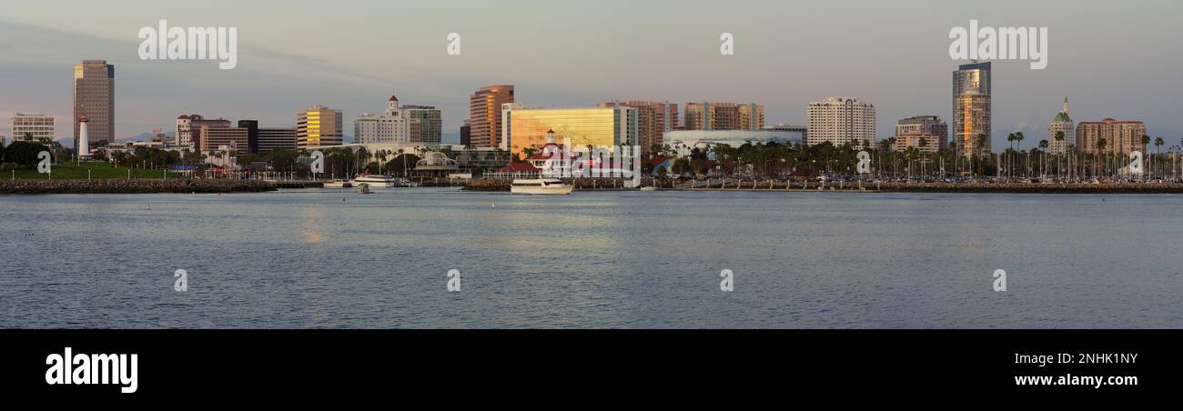 Long Beach, Californie : vue sur le littoral de la ville de long Beach vers l'est. Banque D'Images