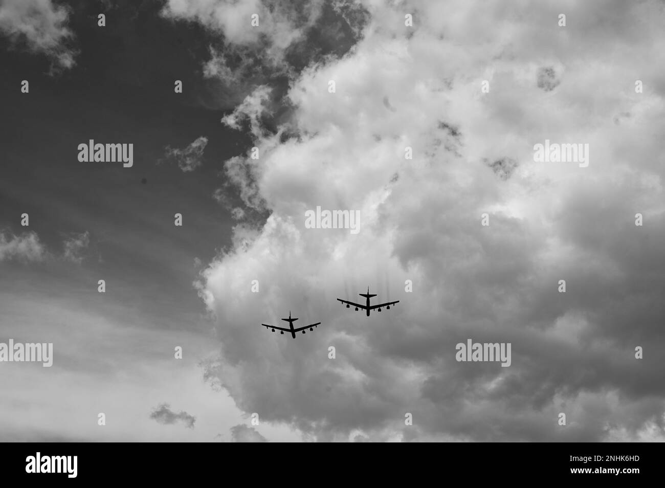 Deux avions B-52H StratoFortress de la base aérienne de Barksdale, en Louisiane, survolent la cérémonie d'internement du Sgt. Principal de la Force aérienne James M. McCoy 6th au cimetière national d'Omaha, Neb., 29 juillet 2022. McCoy est décédé de 13 juillet 2022, à l'âge de 91 ans. Banque D'Images