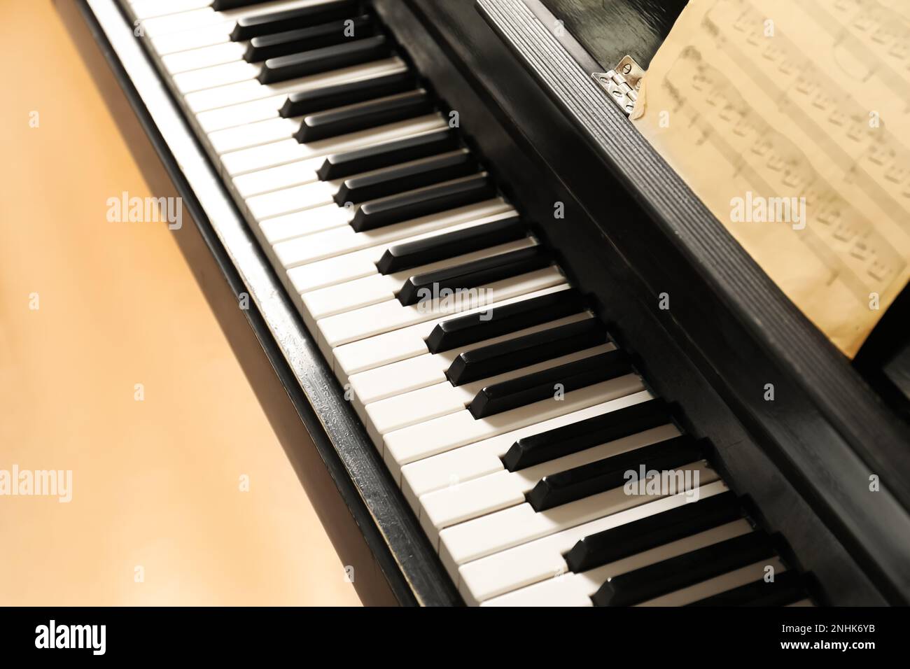 Piano moderne avec touches noires et blanches, au-dessus de la vue Photo  Stock - Alamy