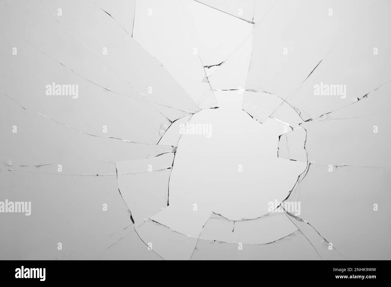Vue en gros plan de verre brisé avec fissures sur fond blanc Banque D'Images