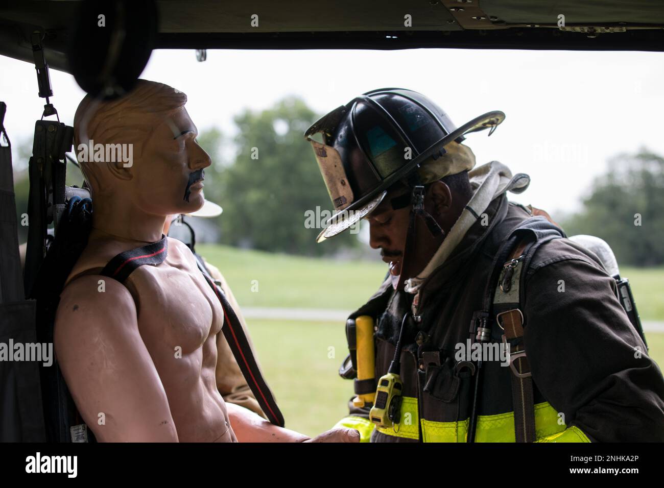 Un pompier d'Aberdeen Proving Grounds enlève un patient simulé d'une brigade d'aviation de combat 29th UH-60 Blackhawk lors d'un exercice d'avion abattu au terrain d'essai d'Aberdeen - zone d'Edgewood sur 29 juillet 2022. L'exercice est une occasion de formation trimestrielle d'agence conjointe qui a permis à la Garde nationale de l'armée du Maryland de travailler avec les forces de l'ordre et les organismes de premiers intervenants qui répondraient en cas de panne d'un avion. Banque D'Images