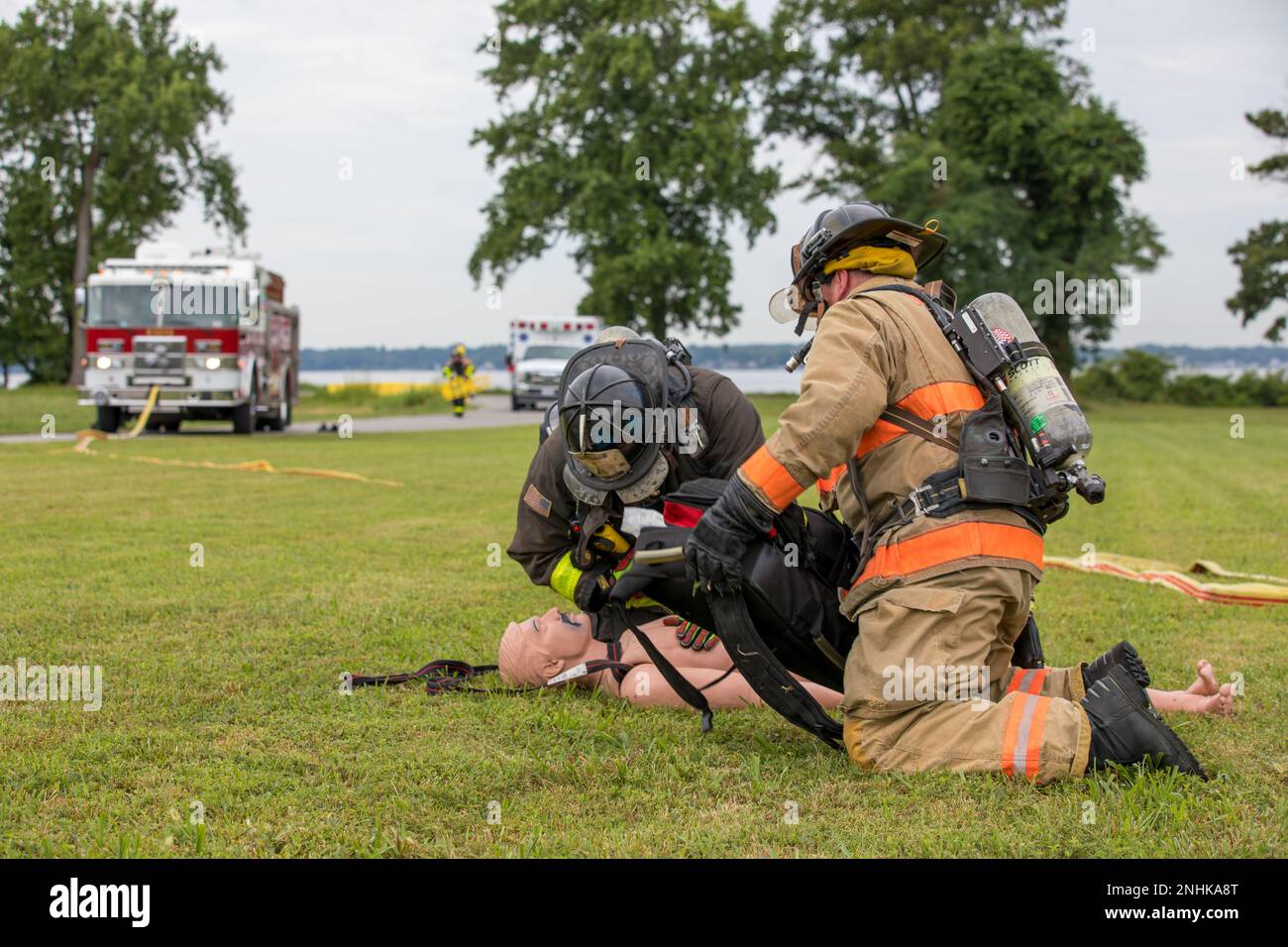 Les pompiers d'Aberdeen Proving Grounds préfont la RCP sur un patient simulé lors d'un exercice en avion à Aberdeen Proving Ground - Edgewood Area, sur 29 juillet 2022. L'exercice est une occasion de formation trimestrielle d'agence conjointe qui a permis à la Garde nationale de l'armée du Maryland de travailler avec les forces de l'ordre et les organismes de premiers intervenants qui répondraient en cas de panne d'un avion. Banque D'Images