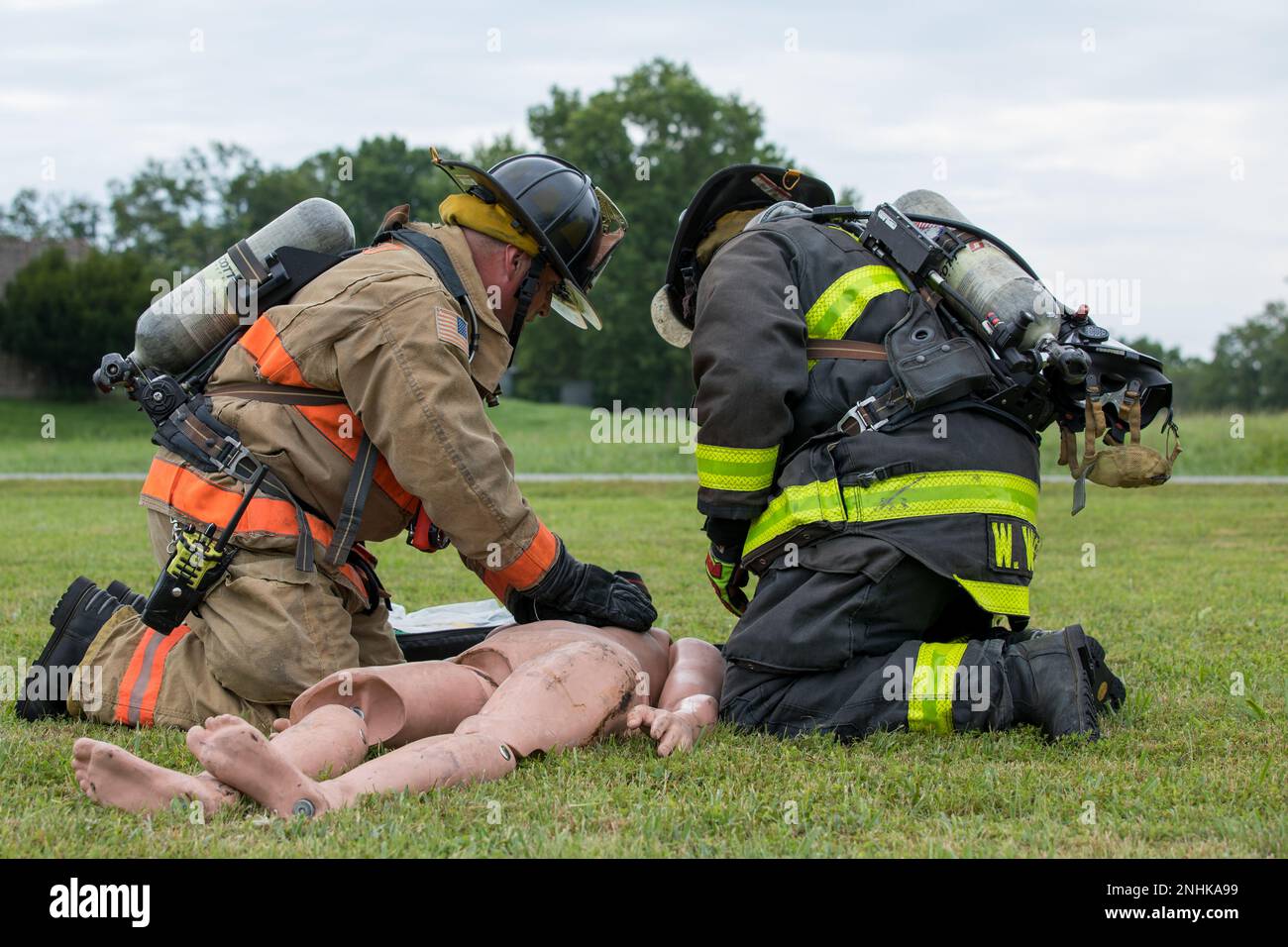 Les pompiers d'Aberdeen Proving Grounds préfont la RCP sur un patient simulé lors d'un exercice en avion à Aberdeen Proving Ground - Edgewood Area, sur 29 juillet 2022. L'exercice est une occasion de formation trimestrielle d'agence conjointe qui a permis à la Garde nationale de l'armée du Maryland de travailler avec les forces de l'ordre et les organismes de premiers intervenants qui répondraient en cas de panne d'un avion. Banque D'Images