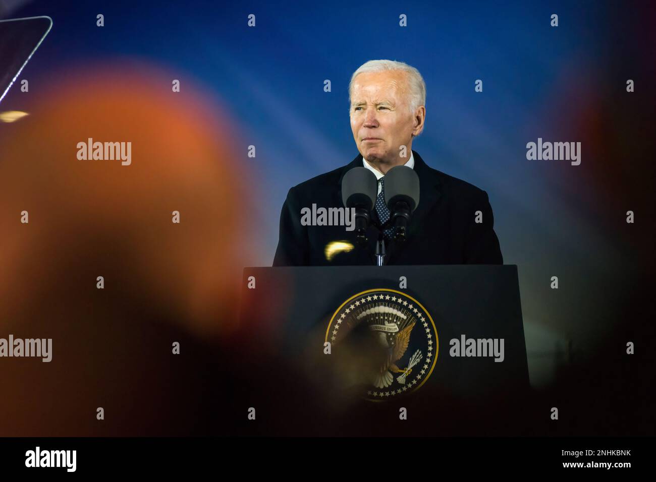 Varsovie, Pologne. 21st févr. 2023. ÉTATS-UNIS Le président Joe Biden prononce un discours aux jardins du château royal de Varsovie. Un jour après sa visite secrète à Kiev, le président Biden a visité la capitale de la Pologne avant le premier anniversaire de l'invasion de l'Ukraine par la Russie, et a prononcé un discours important devant la nation polonaise dans les jardins du château royal de Varsovie. ìI peut rapporter : Kiev est forte. Kiev est fière. Il est haut et, plus important, il est libre.Î, Joe Biden a fait remarquer que les applaudissements de 30 000 spectateurs agitant des drapeaux polonais, américains et ukrainiens. Crédit : SOPA Images Limited/Alamy Live News Banque D'Images