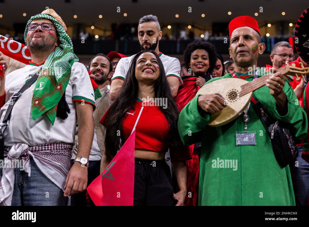 AL KHOR, QATAR - DECEMBER 14: Female Morocco fan holding flag at the start of the Semifinal match of the 2022 FIFA World Cup in Qatar between Morocco and France on December 14, 2022, at Al Bayt Stadium in Al Khor, Qatar. (Photo by Richard Gordon/Icon Sportswire) (Icon Sportswire via AP Images) Banque D'Images