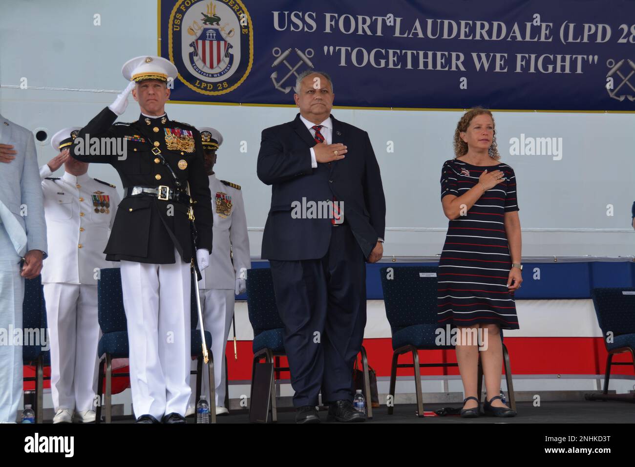FORT LAUDERDALE, Floride (30 juillet 2022) Debbie Wasserman Schultz (à gauche), secrétaire de la Marine l'honorable Carlos Del Toro (au centre) et commandant adjoint du corps de Marine le général Eric M. Smith saluent la garde de couleur lors de la cérémonie de mise en service de l'USS fort Lauderdale (LPD 28). Le LPD 28 est le quai d'atterrissage amphibie de classe San Antonio de 12th qui entre dans la flotte et le premier porte le nom de la ville de fort Lauderdale. Banque D'Images
