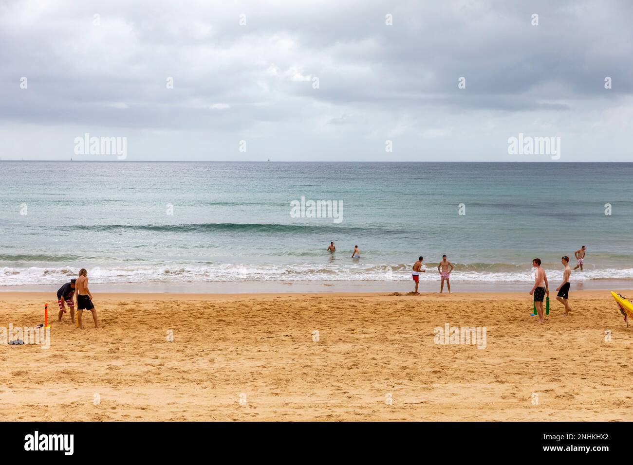 Adolescents australiens jeunes hommes jouant au cricket de plage sur Manly Beach, été 2023, Sydney, Nouvelle-Galles du Sud, Australie Banque D'Images