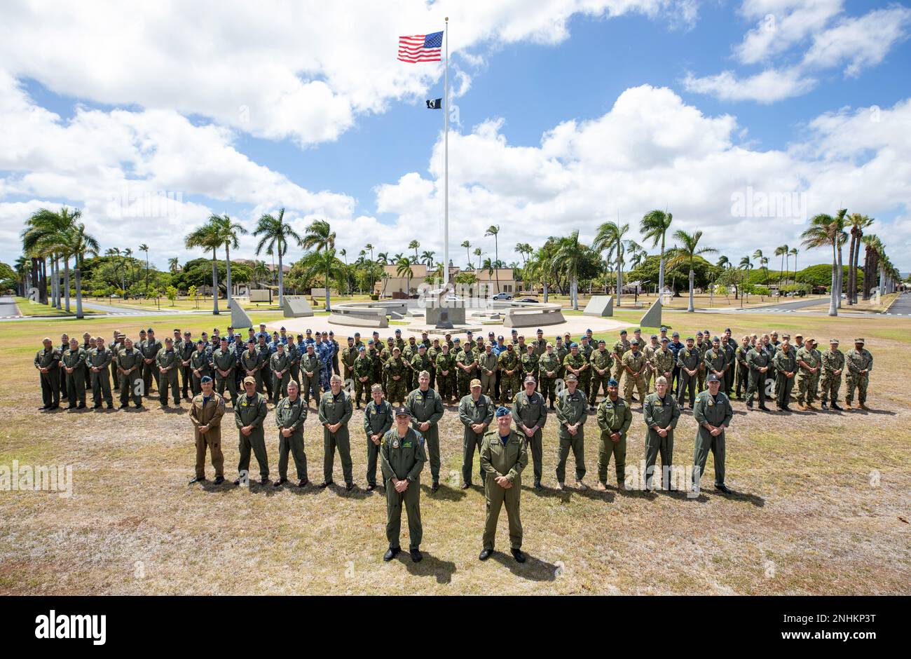 PEARL HARBOUR (30 juillet 2022) les membres du service national partenaire du Commandement de la composante aérienne de la Force combinée et les membres du Centre des opérations aériennes combiné posent pour une photo de groupe pendant la côte du Pacifique (RIMPAC) 2022. Vingt-six nations, 38 navires, trois sous-marins, plus de 170 avions et 25 000 membres du personnel participent au RIMPAC de 29 juin au 4 août dans les îles hawaïennes et dans le sud de la Californie. Le plus grand exercice maritime international au monde, RIMPAC offre une occasion unique de formation tout en favorisant et en soutenant les relations de coopération entre les participants cr Banque D'Images