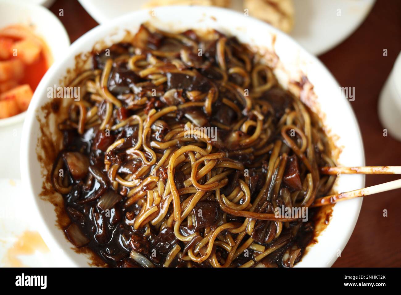 Nouilles à la sauce aux haricots noirs coréens plat traditionnel gros plan Banque D'Images