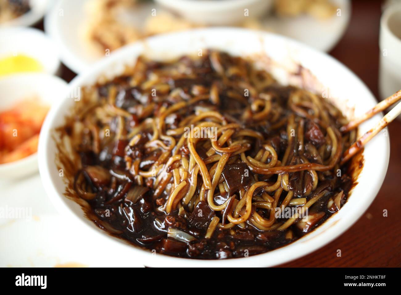 Nouilles à la sauce aux haricots noirs coréens plat traditionnel gros plan Banque D'Images