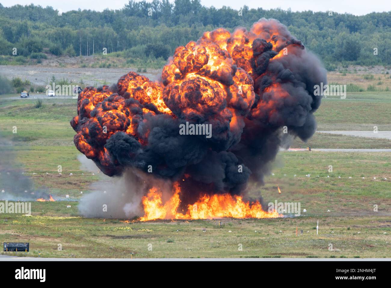 Une exposition pyrotechnique éclate pendant la démonstration des forces interarmées à la Maison ouverte du tonnerre arctique à la base interarmées Elmendorf-Richardson, Alaska, 30 juillet 2022. La démonstration des forces conjointes rassemble des équipes à travers les États-Unis La Force aérienne, l'Armée de terre et la Garde nationale de l'Alaska présenteront le travail d'équipe et la coordination par le biais d'un scénario de combat simulé. Banque D'Images