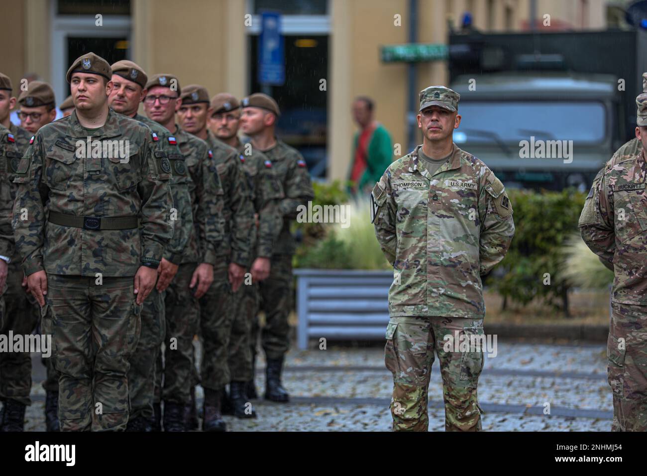 ÉTATS-UNIS Le sergent de l'armée 1st classe Phillip Thompson, un sergent de peloton affecté au bataillon de soutien de la brigade 64th, 3rd équipe de combat de la brigade blindée, 4th Division d'infanterie, se tient au repos du défilé lors d'une cérémonie polonaise de maintien du serment à Zielona Góra, en Pologne, au 30 juillet 2022. L'ABCT de 3/4 est parmi les autres unités assignées à la Division d'infanterie de 1st, travaillant fièrement aux côtés des alliés de l'OTAN et des partenaires de sécurité régionaux pour fournir des forces crédibles au combat au V corps, le corps de déploiement avancé des États-Unis en Europe. Banque D'Images