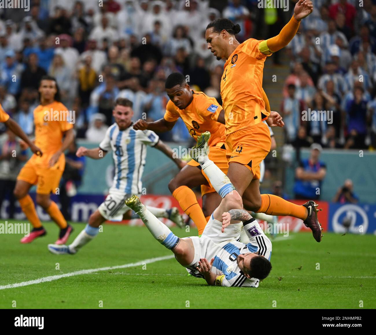 Lionel MESSI (10) of Argentina sfalls down in the second half during the FIFA World Cup quarter-final match Netherlands vs Argentina at Lusail Stadium in Al Daayen, Qatar on December 9, 2022.( The Yomiuri Shimbun via AP Images ) Banque D'Images