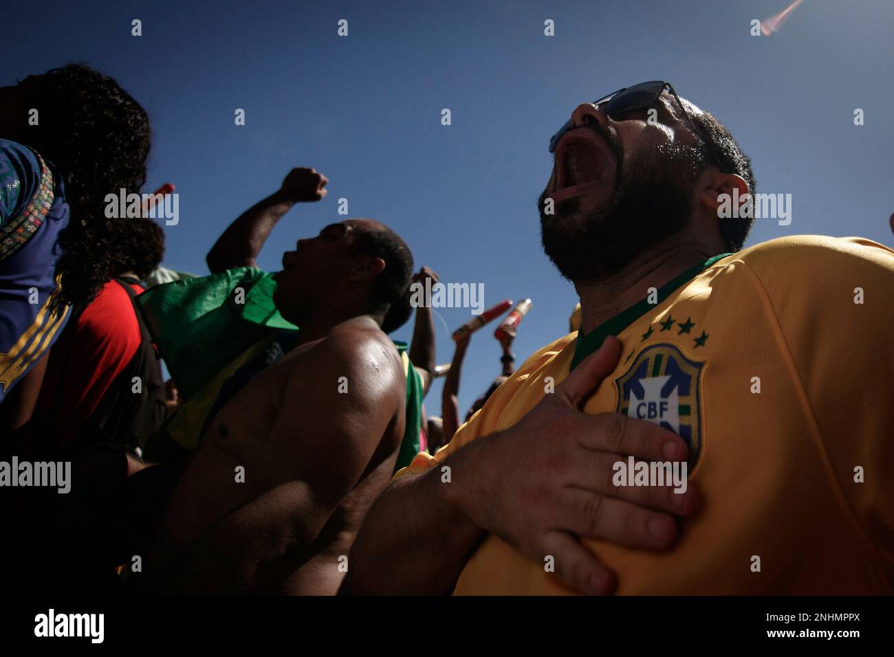 RJ - Rio de Janeiro - 12/09/2022 - 2022 WORLD CUP, CROWDS, RIO DE JANEIRO - Fans watch the match between Brazil vs Croatia at the Brahma FIFA Fan Festival Arena, an event held at Copacabana Beach, in the south zone of the city of Rio de Janeiro during the games of Brazil playing in the 2022 World Cup held in Qatar. Photo: Joao Gabriel Alves/AGIF (via AP) Banque D'Images