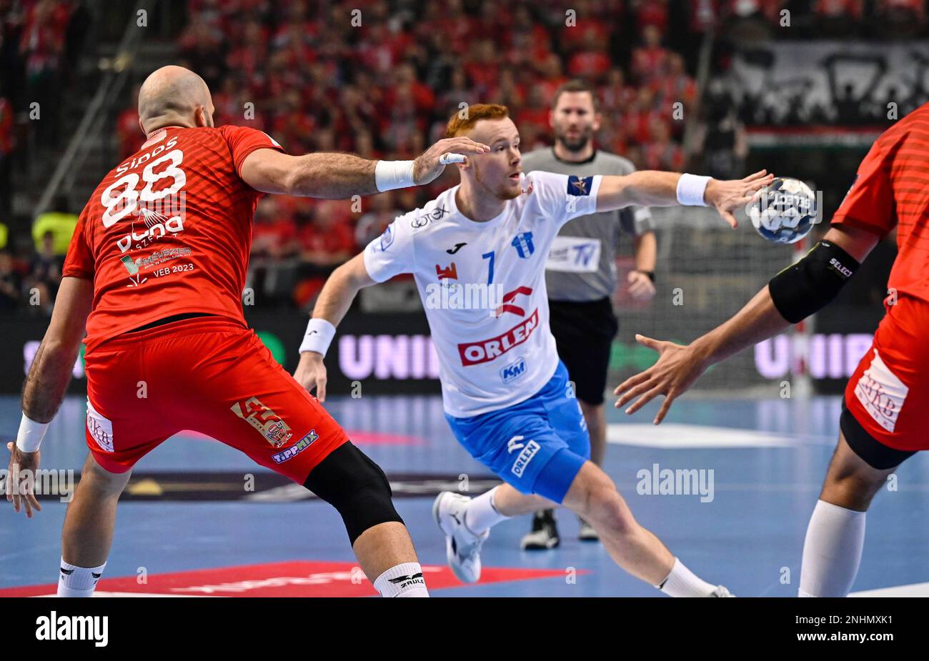 Marcel Sroczyk of Orlen Wisla Plock, center, is challenged by Telekom Veszprem's Adrian Sipos, left, and Omar Yahia during the men's Champions League Group A handball match between Telekom Veszprem and Orlen Wisla Plock in Veszprem Arena in Veszprem, Hungary, Thursday, Dec. 8, 2022. (Tamas Vasvari/MTI via AP) Banque D'Images