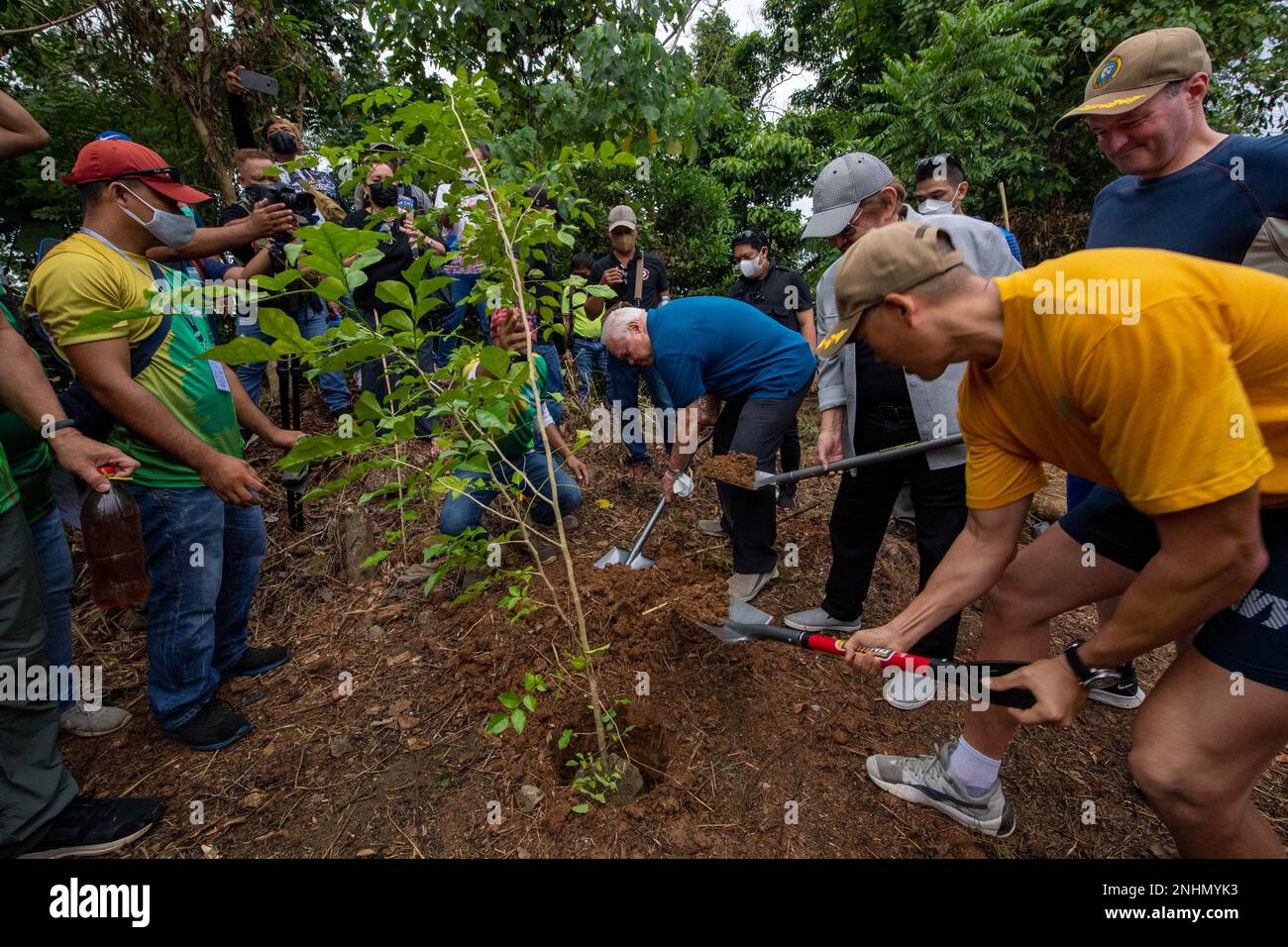 PUERTO PRINCESA, Philippines (30 juillet 2022) – Capitaine Hank Kim, à droite, commandant de mission du Partenariat Pacifique 2022 (PP22), plante un arbre aux côtés de Lucilo R. Bayron, maire de la ville de Puerto Princesa, et des bénévoles locaux au parc populaire de Balayong lors du festival de plantation et de soin des arbres de Balayong 2022 pour soutenir PP22. En 17th ans, le Partenariat Pacifique est la plus importante mission multinationale annuelle d'aide humanitaire et de préparation aux secours en cas de catastrophe menée dans l'Indo-Pacifique. Banque D'Images