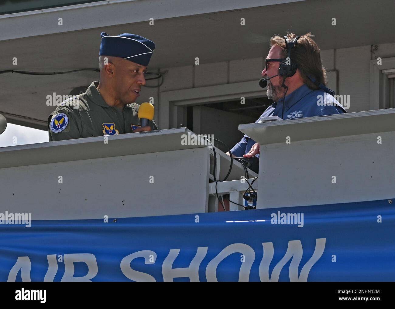 ÉTATS-UNIS Le chef d'état-major de la Force aérienne, le général CQ Brown, Jr., fait une allocution d'ouverture lors de la célébration du 75th anniversaire de l'USAF au salon aérien de l'Airventure de l'Association des aéronefs expérimentaux, Oshkosh, Wisconsin, 30 juillet 2022. EAA est le plus grand salon aérien annuel des États-Unis et est la plus grande célébration de l'aviation au monde. Banque D'Images