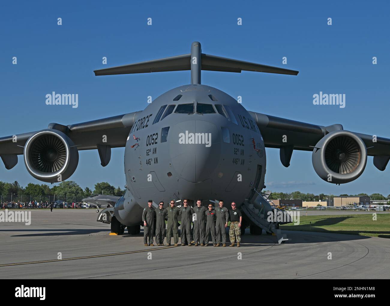 ÉTATS-UNIS L'équipe de démonstration de la Force aérienne C-17 sur la côte ouest pose une photo devant un C-17 Globemaster III affecté à l'aile 62D du transport aérien de l'Association des aéronefs expérimentaux Airventure Air Show, Oshkosh, Wisconsin, 31 juillet 2022. EAA est le plus grand salon aérien annuel des États-Unis et est la plus grande célébration de l'aviation au monde. Banque D'Images