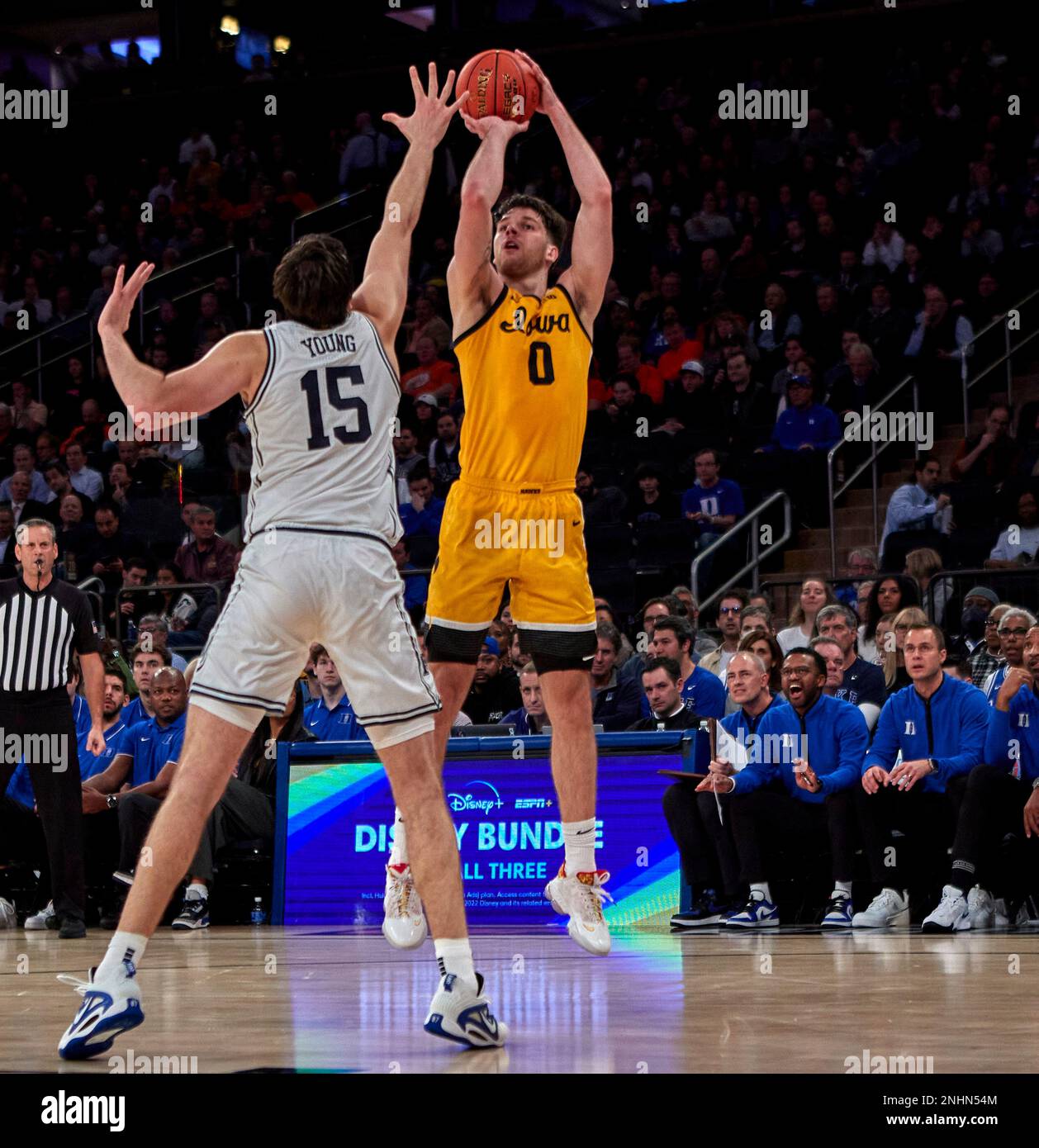 Iowa Hawkeyes forward Filip Rebraca (0) shoots over Duke Blue Devils center Ryan Young (15) in the first half during the Jimmy V Classic at Madison Square Garden in New York City on Tuesday Dec 6, 2022. Duncan Williams/CSM (Credit Image: © Duncan Williams/CSM via ZUMA Press Wire) (Cal Sport Media via AP Images) Banque D'Images