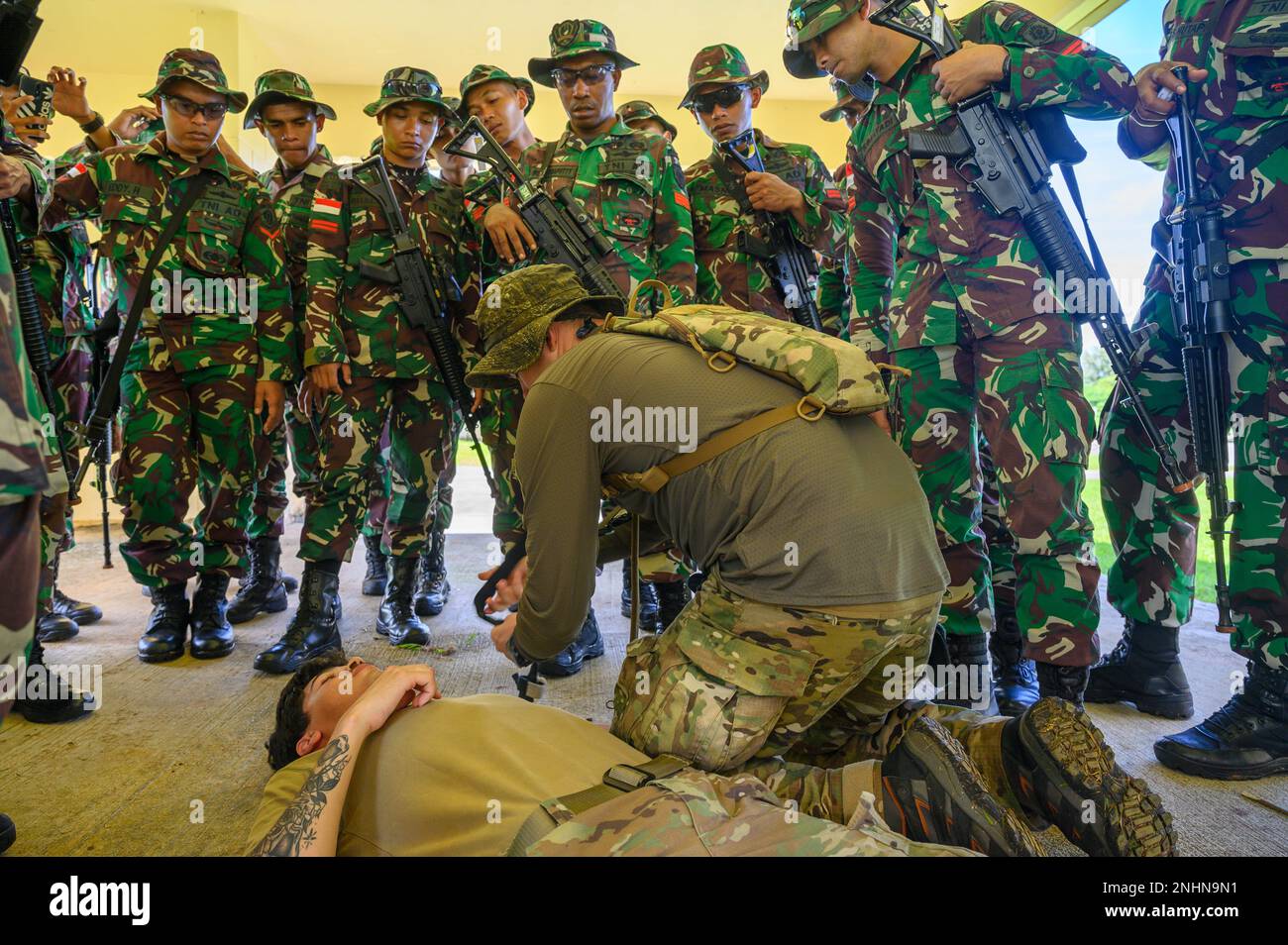 ÉTATS-UNIS Les soldats de l'armée affectés au Groupe des forces spéciales de 1st – démonstration aérienne aux soldats de l'Indonésie nasional de Tentara comment appliquer correctement un tourniquet à une blessure, en préparation pour le Bouclier Garuda 2022, 31 juillet, à la zone d'entraînement de Nimitz, Guam. Garuda Shield fait progresser la modernisation militaire combinée et le développement des capacités en augmentant les possibilités pour les deux militaires de travailler ensemble dans un environnement d'entraînement complexe et réaliste. #SuperGarudaShield #FreeAndOpenIndoPacific Banque D'Images