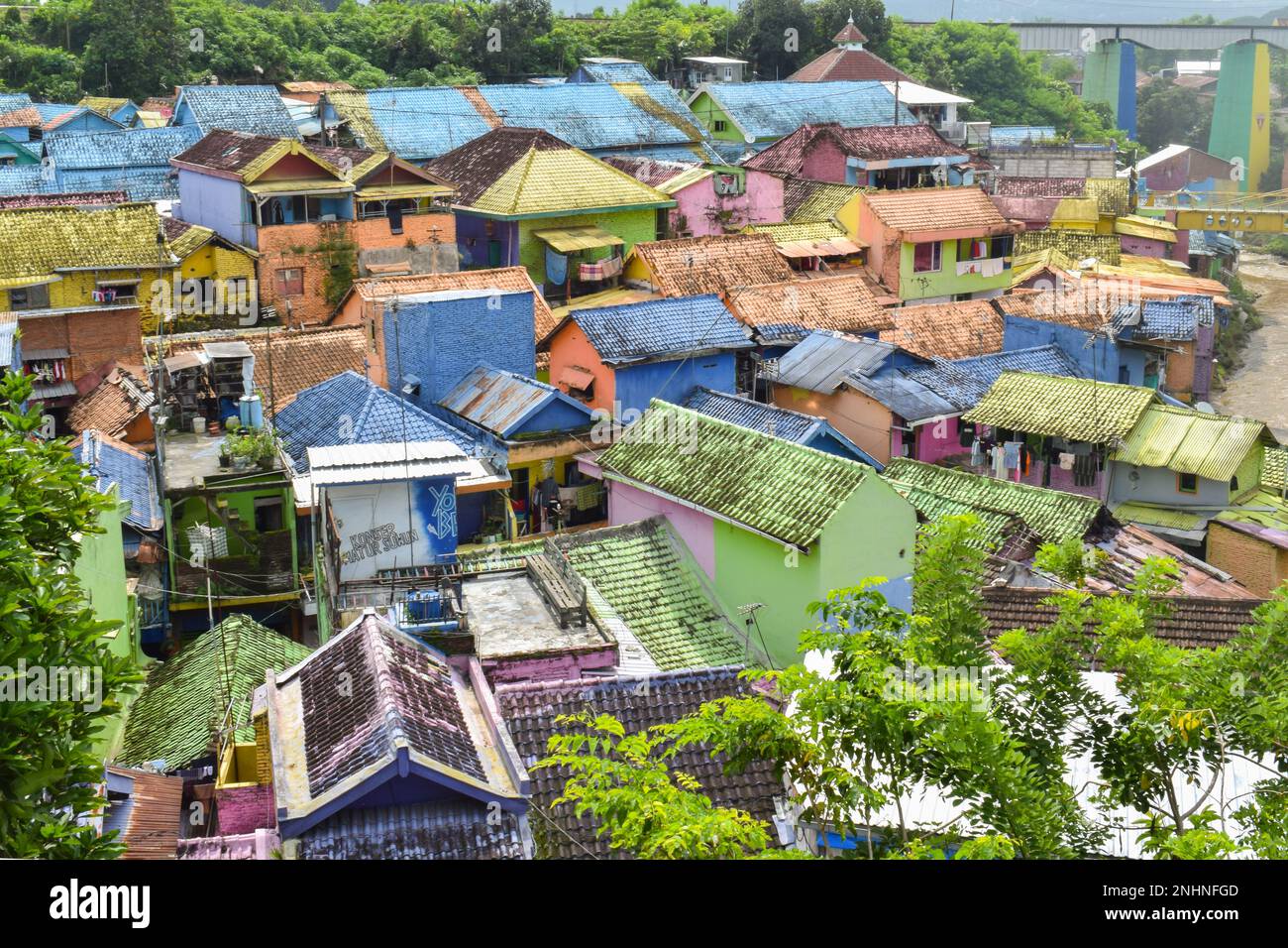 Vue sur le village coloré de Jodipan (Kampung Warna Warni Jodipan) à Malang, Java-est, Indonésie Banque D'Images