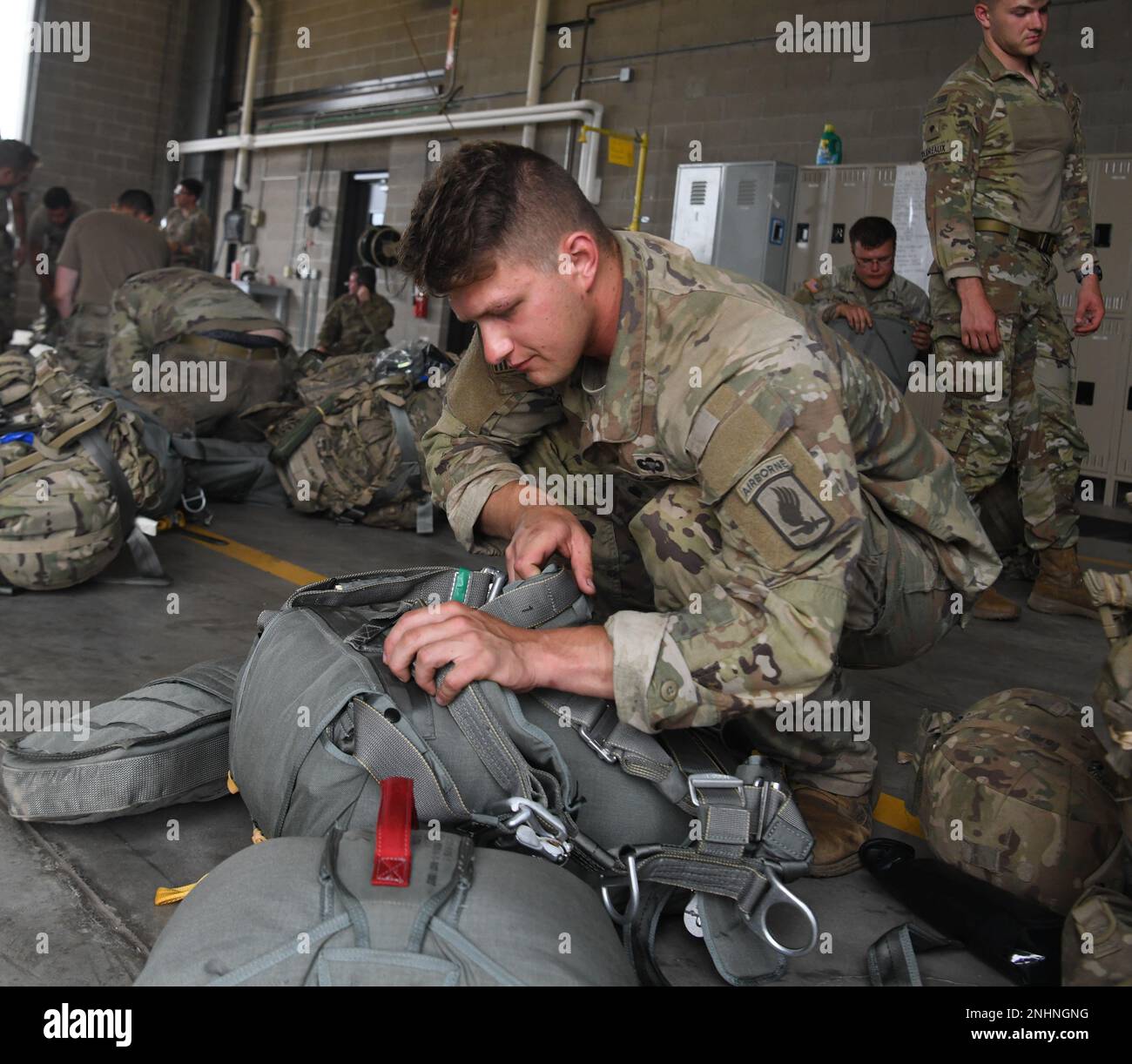 M. Anthony Housey photographie les soldats du 143rd Airborne Infantry Regiment, 1st Bataillon, Charlie Company, de Rhode Island, alors qu'ils préparent leur équipement pour un saut en soirée à la fin de leur session d'entraînement annuelle du 31 juillet 2022. Leur mission en tant qu'unité aérienne est très spécialisée, et l'unité s'entraîne pour être le meilleur dans leur domaine. (Photo de la Garde nationale du Minnesota par Anthony Housey) Banque D'Images