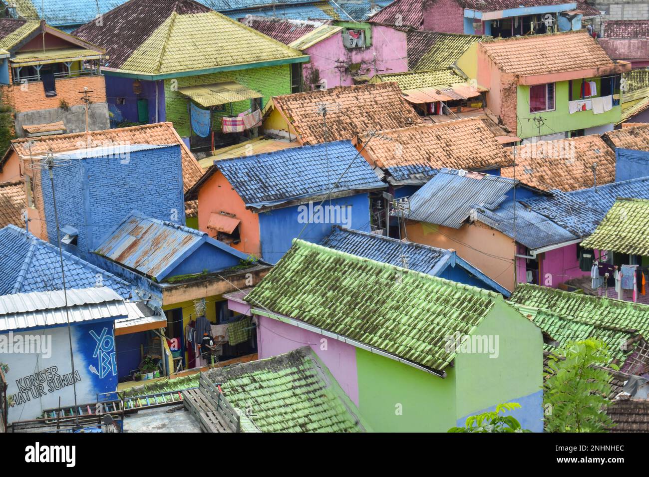 Vue sur le village coloré de Jodipan (Kampung Warna Warni Jodipan) à Malang, Java-est, Indonésie Banque D'Images