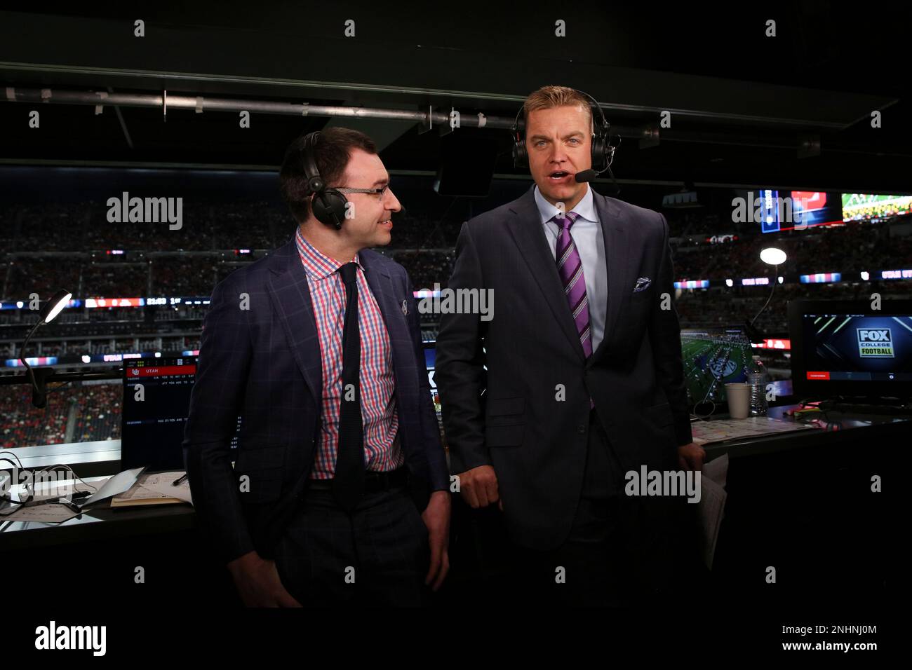 Fox Sports play-by-play announcer Jason Benetti (left) and analyst Brock Huard in the booth prior to an NCAA college football game for the Pac-12 Conference championship between Southern California and Utah, Friday, Dec. 2, 2022, in Las Vegas. Utah won 47-24. (Aaron M. Sprecher via AP) Banque D'Images