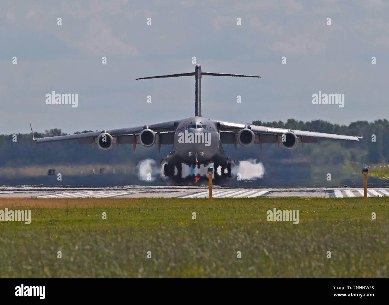 L'équipe de démonstration de la côte ouest du C-17 atterrit un C-17 Globemaster III affecté à l'aile 62D du transport aérien de l'Association des aéronefs expérimentaux, Oshkosh, Wisconsin, 31 juillet 2022. EAA est le plus grand salon aérien annuel des États-Unis et est la plus grande célébration de l'aviation au monde. Banque D'Images