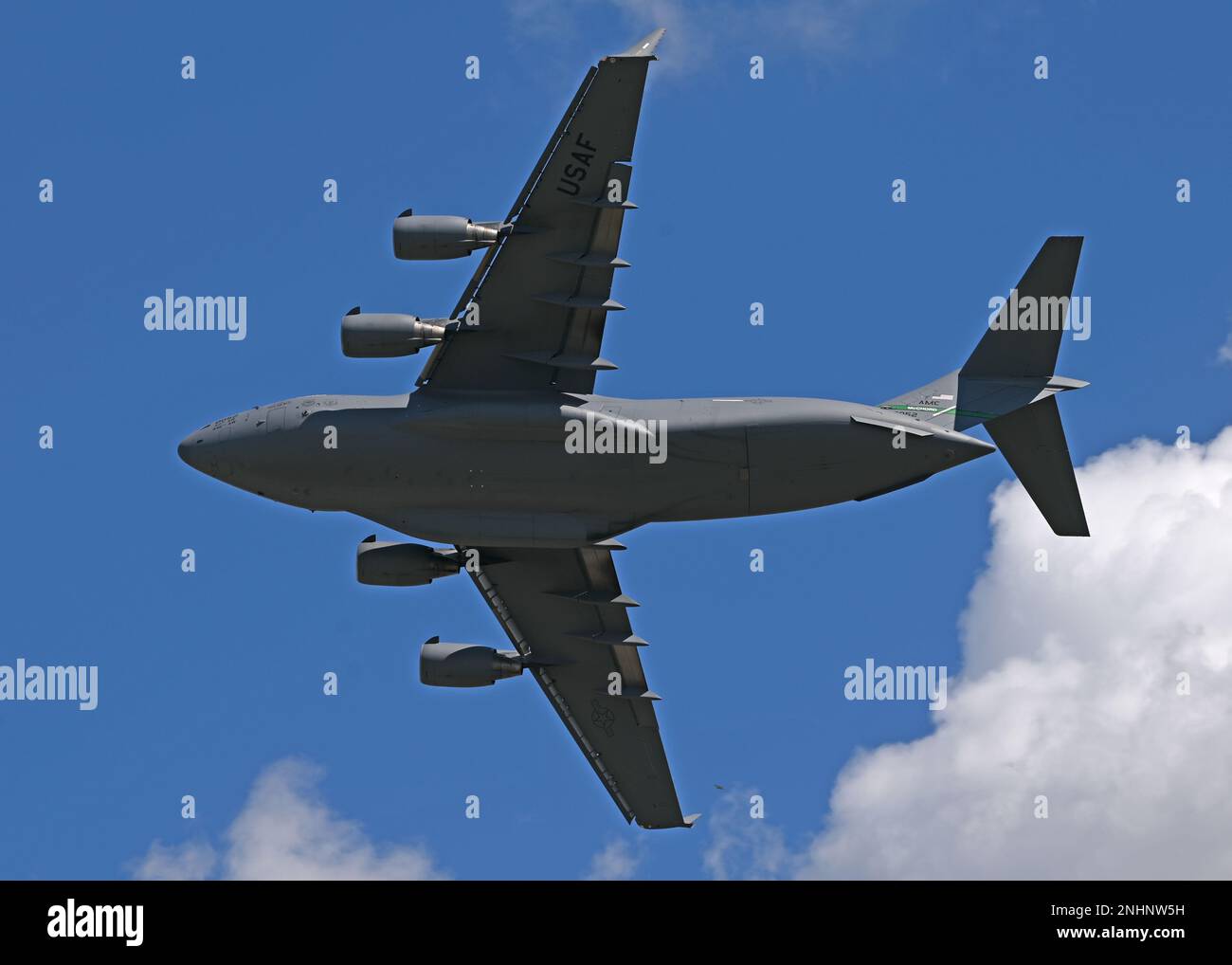 L'équipe de démonstration C-17 de la côte Ouest pilote un C-17 Globemaster III affecté à l'escadre de transport aérien de 62D au-dessus du salon aérien de l'Airventure de l'Association des aéronefs expérimentaux, Oshkosh, Wisconsin, 31 juillet 2022. EAA est le plus grand salon aérien annuel des États-Unis et est la plus grande célébration de l'aviation au monde. Banque D'Images